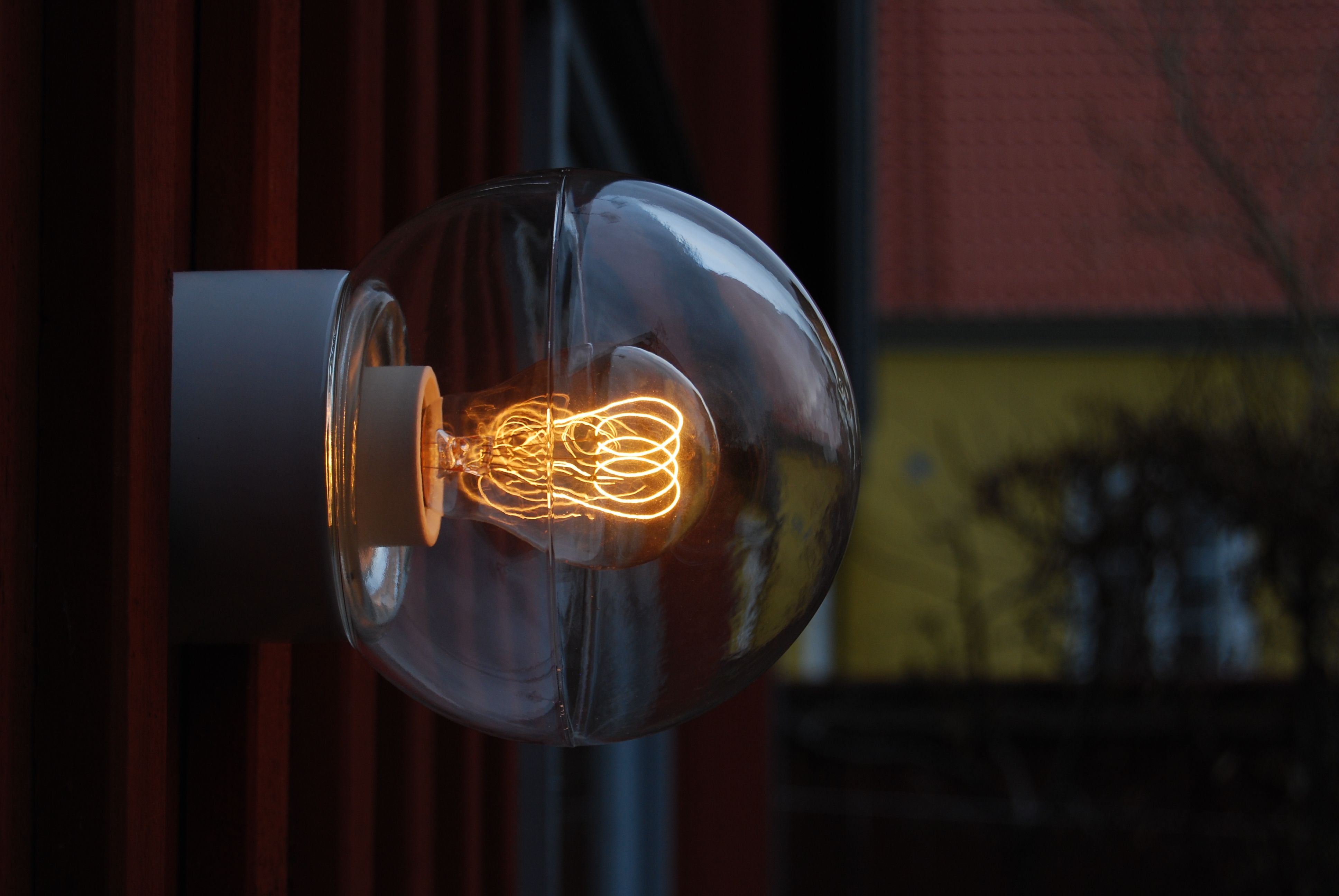 Classic Globe 150 IP54 E27 weiss Klarglas | Ifö Electric an Hausaussenwand montiert