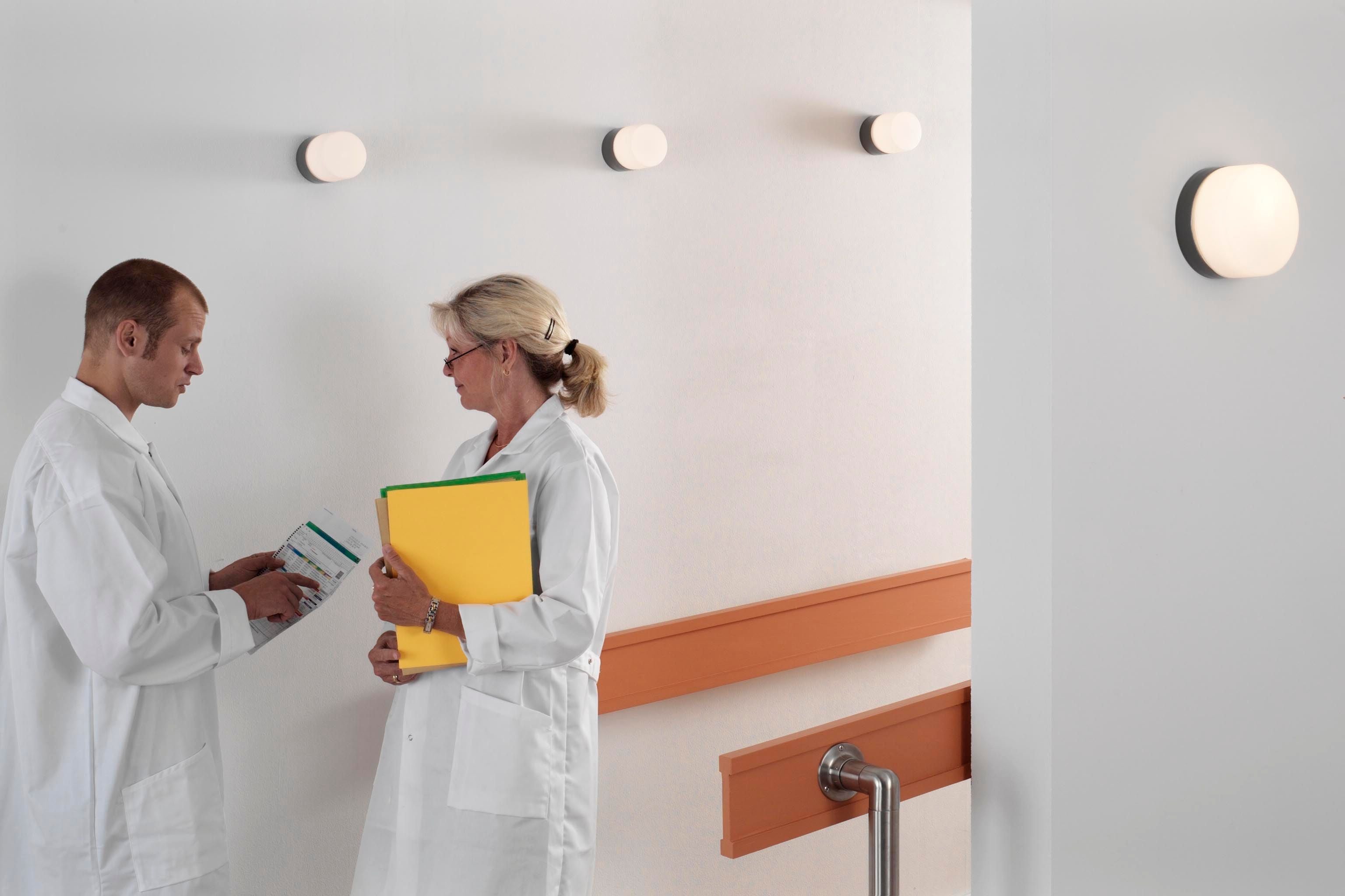 Drei Opus 100/125 Led Porzellan Wand-/Deckenleuchte 2700K schwarz matt opal horizontal an Wand montiert| Ifö Electric