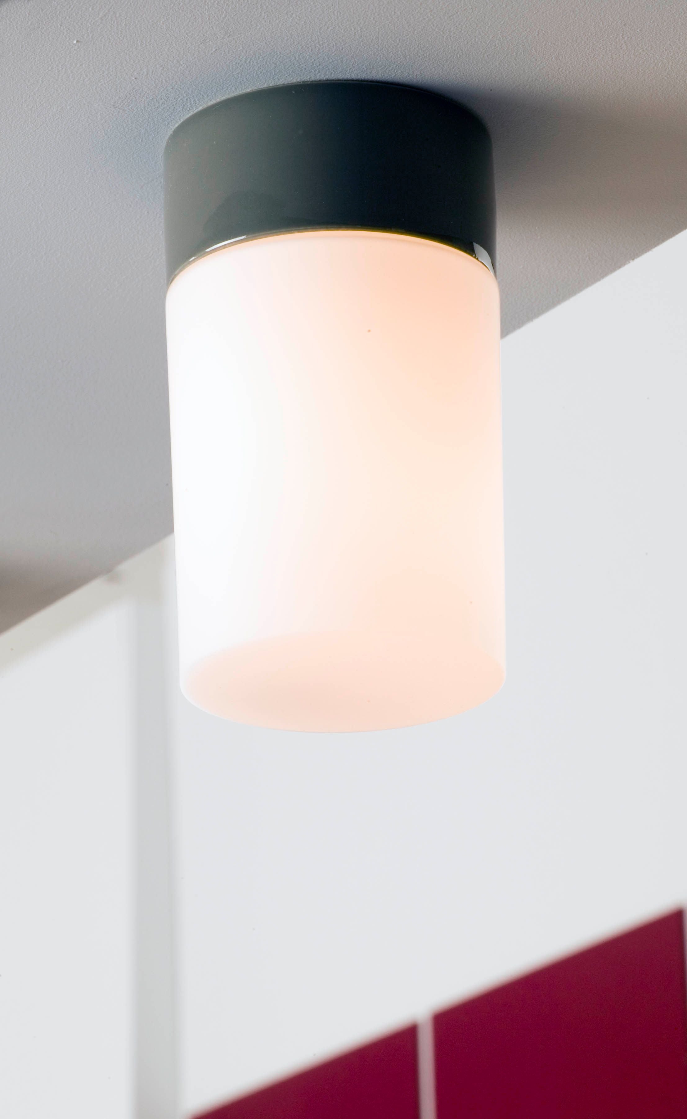 Opus 100/175 Led Porzellan Wand-/Deckenleuchte 2700K grau matt opal an Küchendecke montiert | Ifö Electric