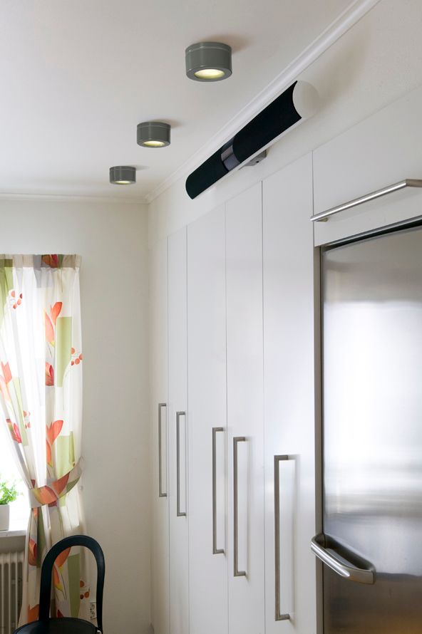 Drei Cool high Wand-/ Deckenleuchte – Porzellanleuchte GX53 IP44 grau | Ifö Electric an Decke vor Küchenschränken montiert