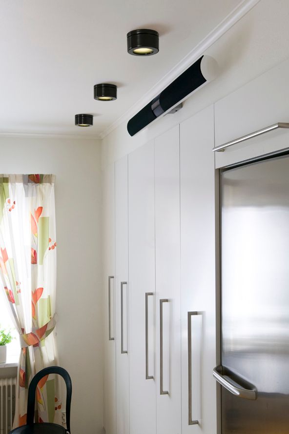 Drei Cool high Wand-/ Deckenleuchte – Porzellanleuchte GX53 IP44 schwarz | Ifö Electric an Decke vor Küchenschränken montiert