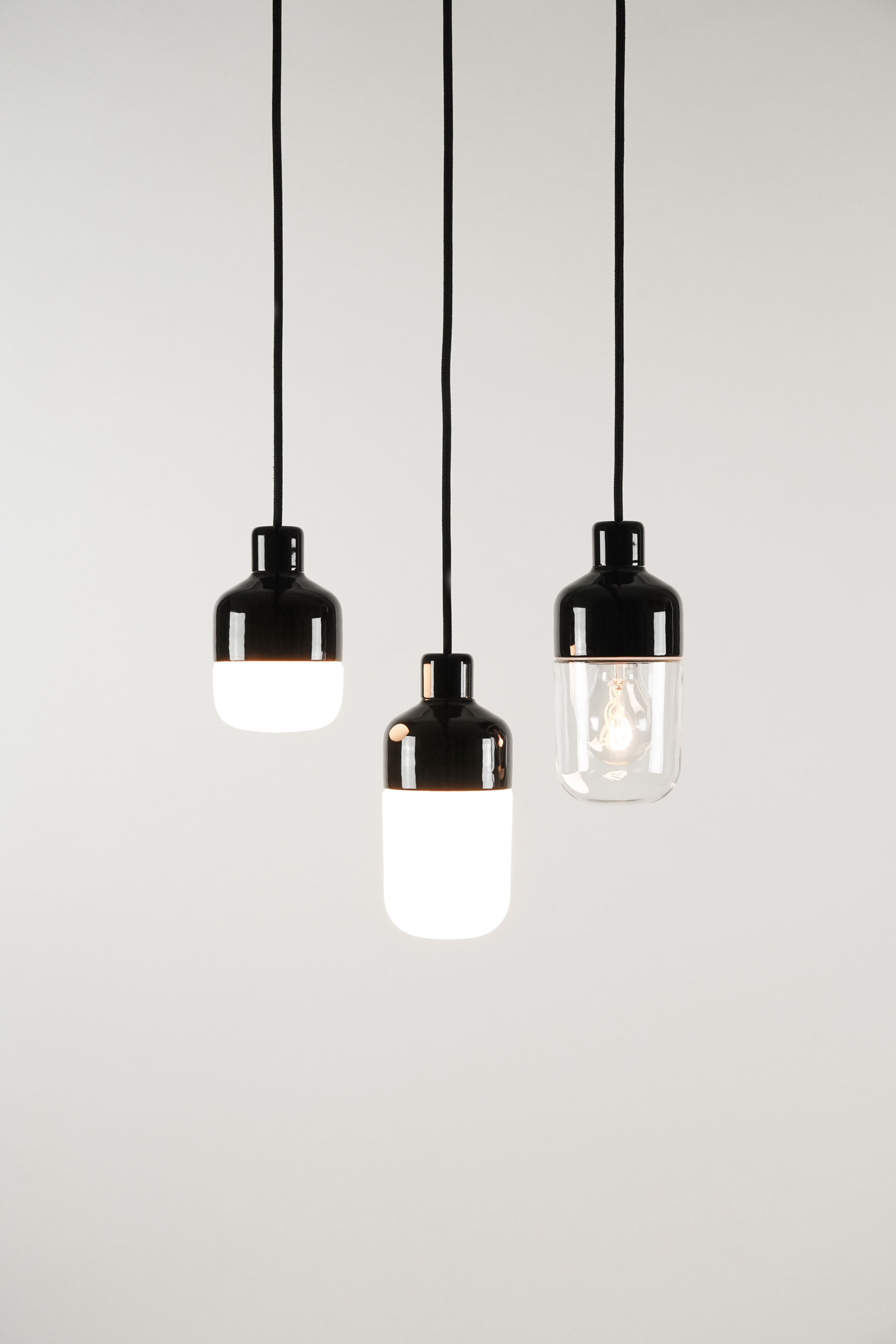 Ohm Pendelleuchte Porzellan 100/215 schwarz matt opal | Ifö Electric