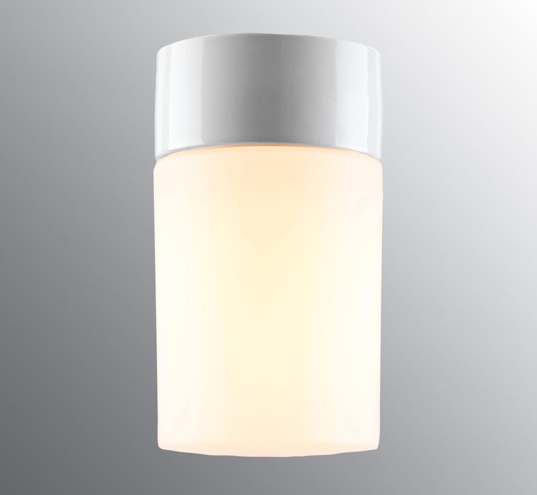 Opus 120/200 Porzellan Wand-/Deckenleuchte E27 weiss matt opal vor grauem Hintergrund | Ifö Electric