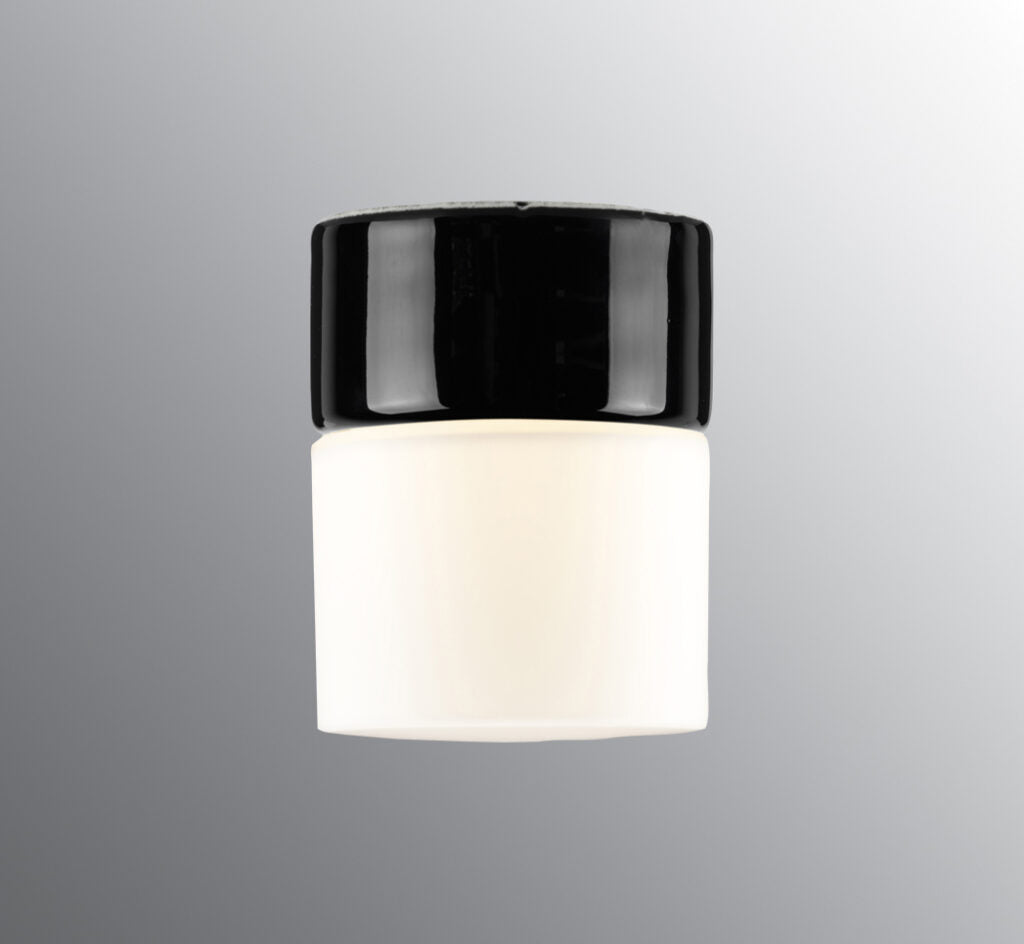 Opus 100/125 Led Porzellan Wand-/Deckenleuchte 2700K schwarz matt opal vor grauem Hintergrund | Ifö Electric