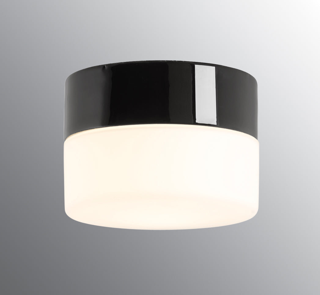 Opus 140/100 Porzellan Wand-/Deckenleuchte GX53 schwarz matt opal vor grauem Hintergrund | Ifö Electric