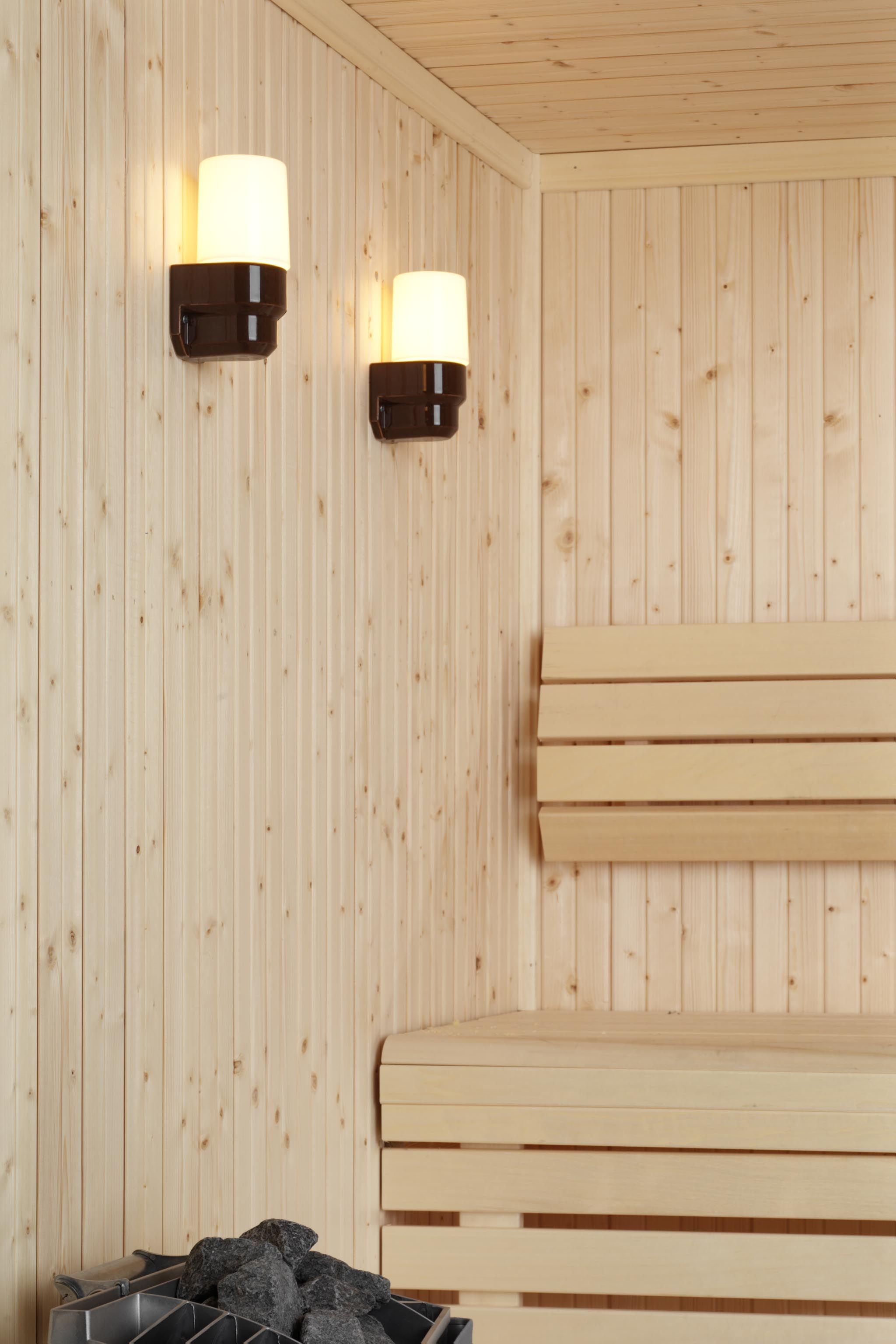 Zwei Classic Sauna E14 Wandleuchte – Porzellanleuchte IP55 | Ifö Electric an Saunawand