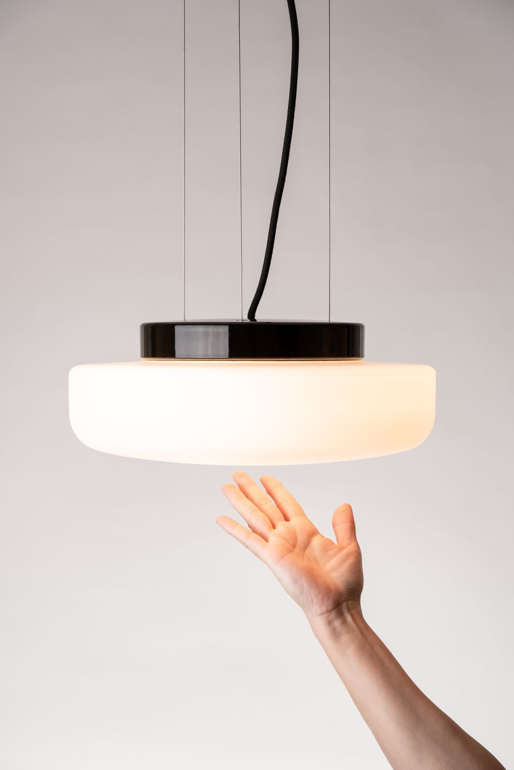 Solenne Pendant 360/140 Porzellan Pendelleuchte Led 3000K IP20 schwarz | Ifö Electric an Decke montiert