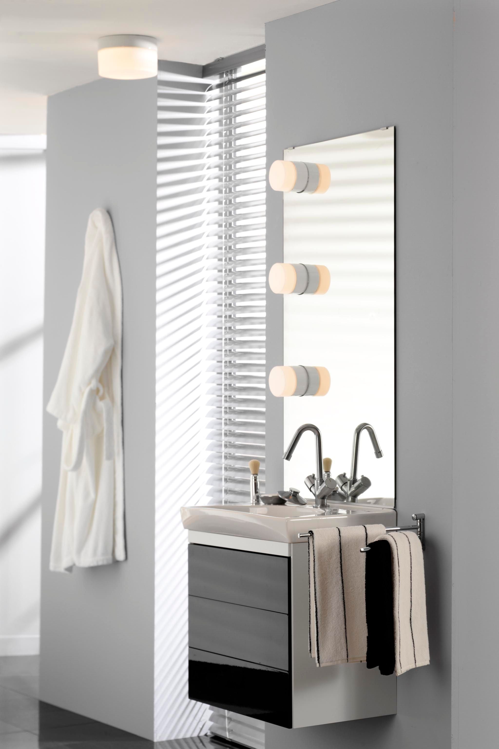 Drei Opus 100/100 Led Porzellan Wand-/Deckenleuchte 2700K weiss matt opal übereinander an Spiegel montiert| Ifö Electric