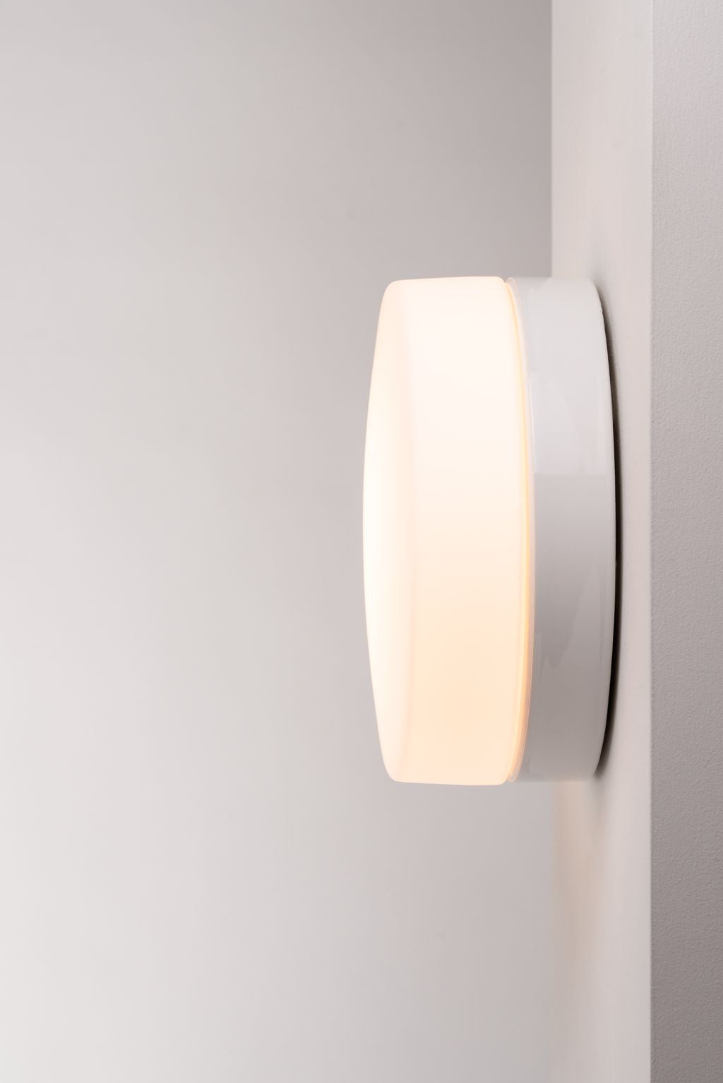 Opus 220/100 Led DALI Porzellan Wand-/Deckenleuchte 3000K matt opal Ø 184mm IP44 | Ifö Electric