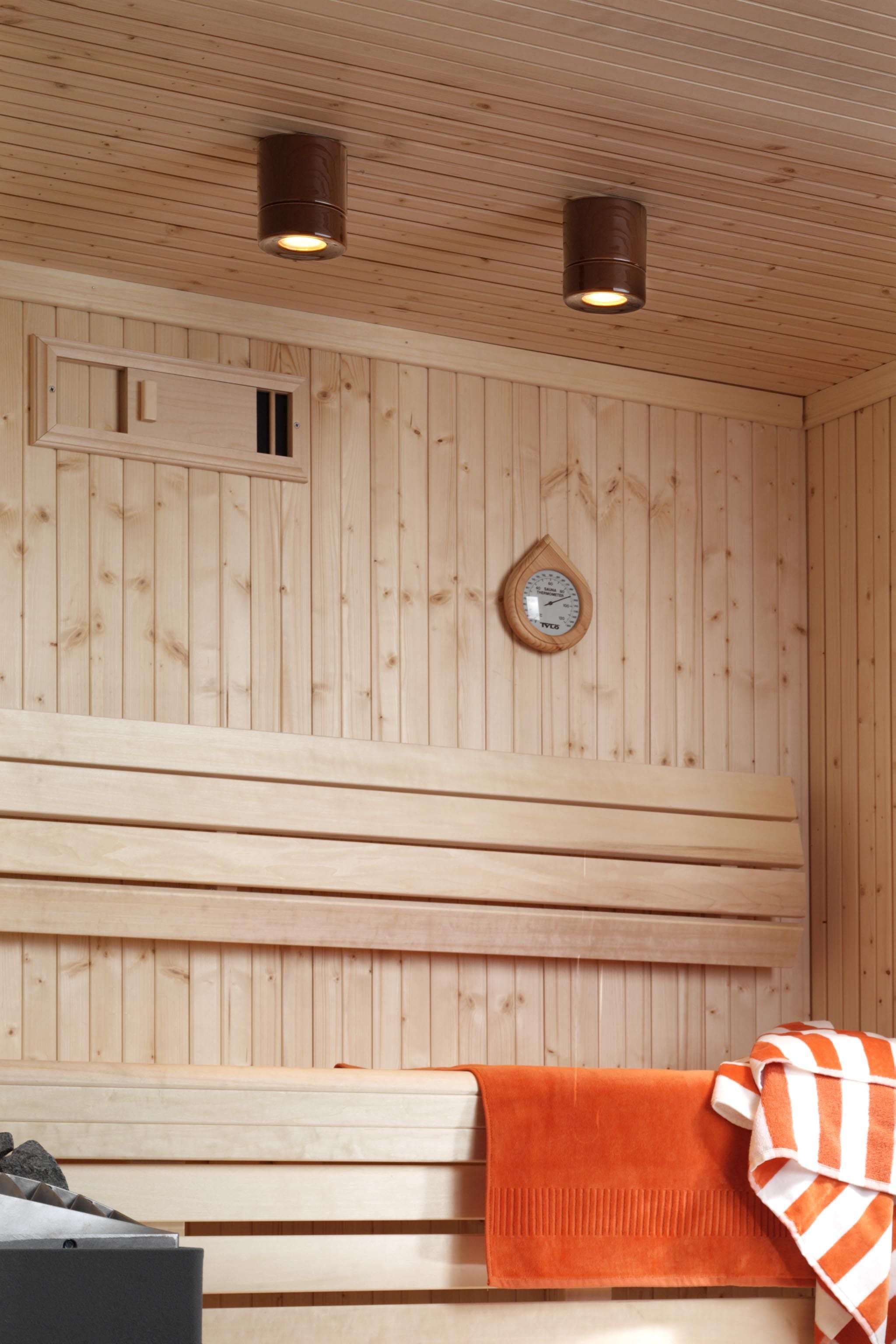 Zwei Deckenlampen Light On Downlight Sauna IP44, GU10 braun | Ifö Electric an Saunadecke montiert