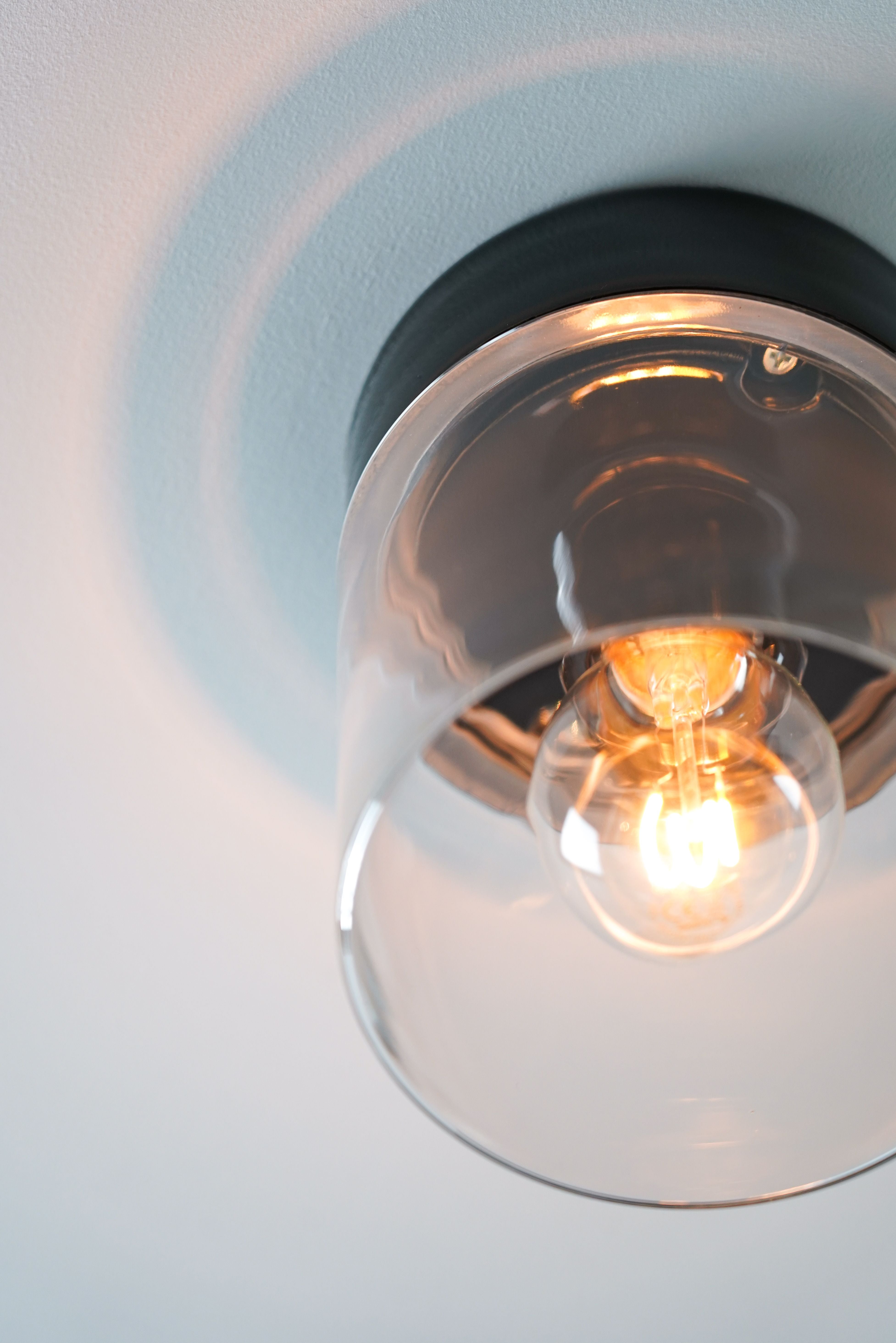 Opus 120/200 Porzellan Wand-/Deckenleuchte E27 schwarz Klarglas an Decke montiert| Ifö Electric