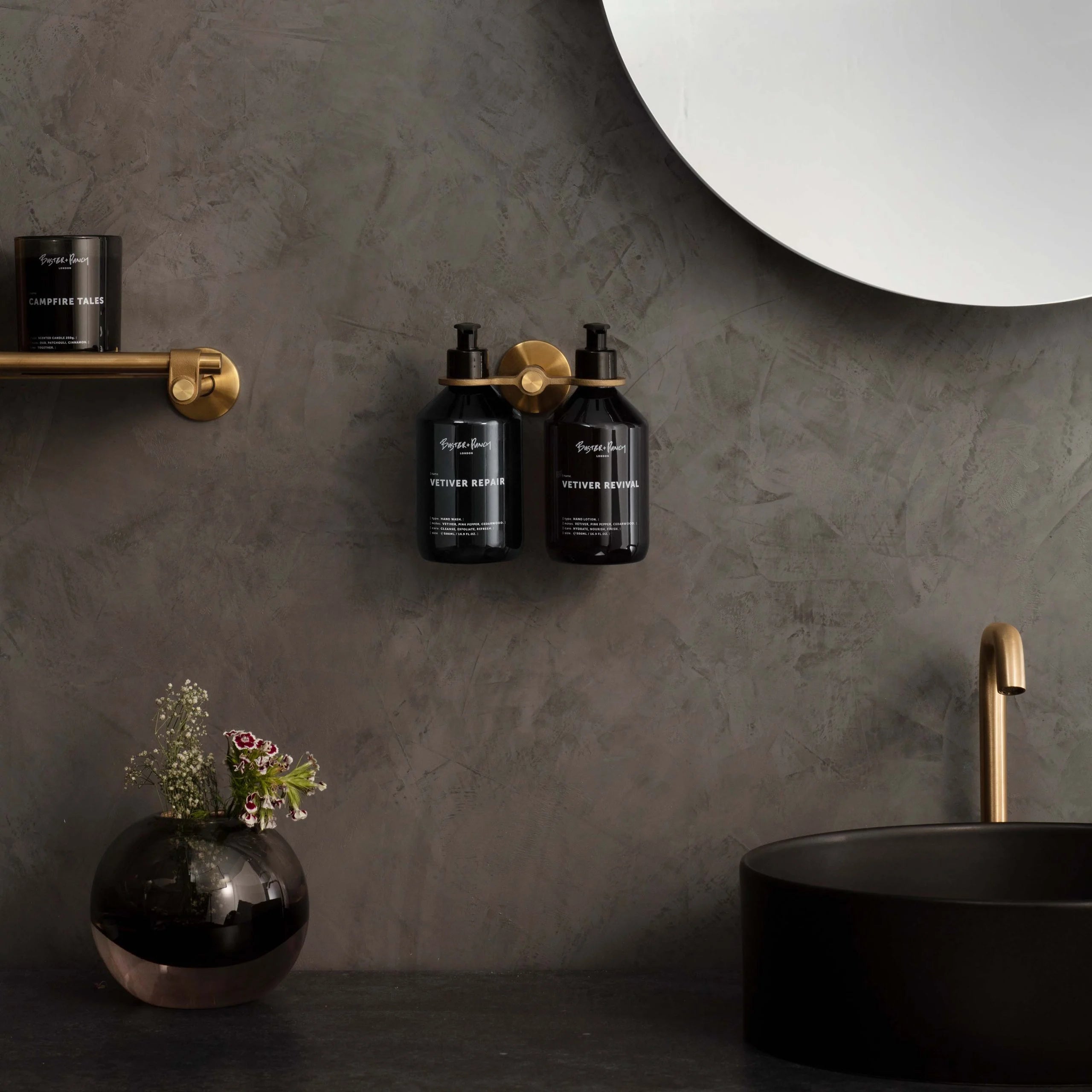 Seifenflaschenhalter «Cast» doppelt | Buster & Punch Brass Ambiente Badezimmer