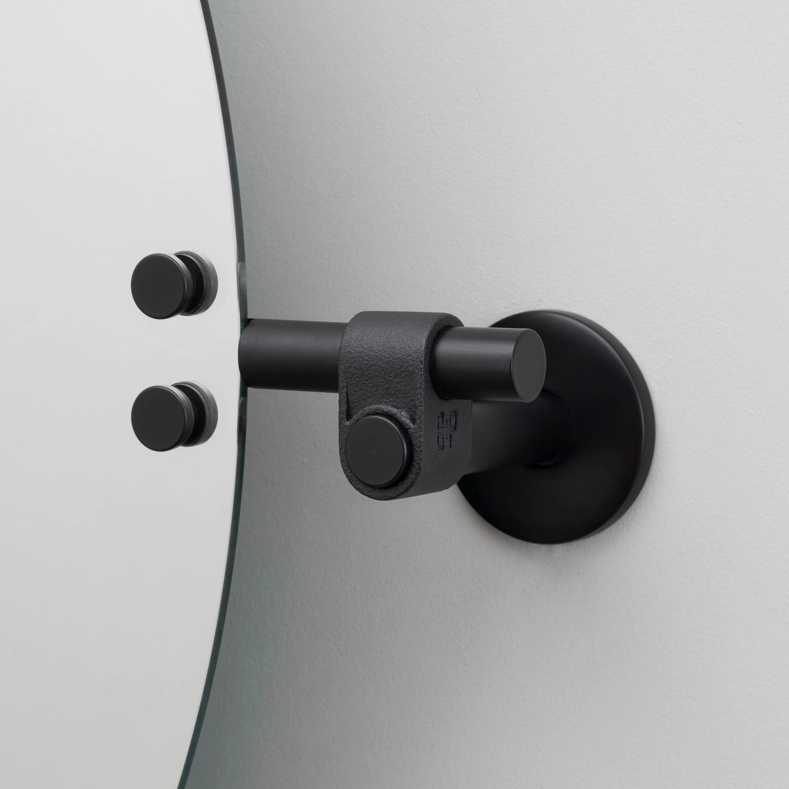 Detail Spiegel «Cast» | Buster & Punch schwarz