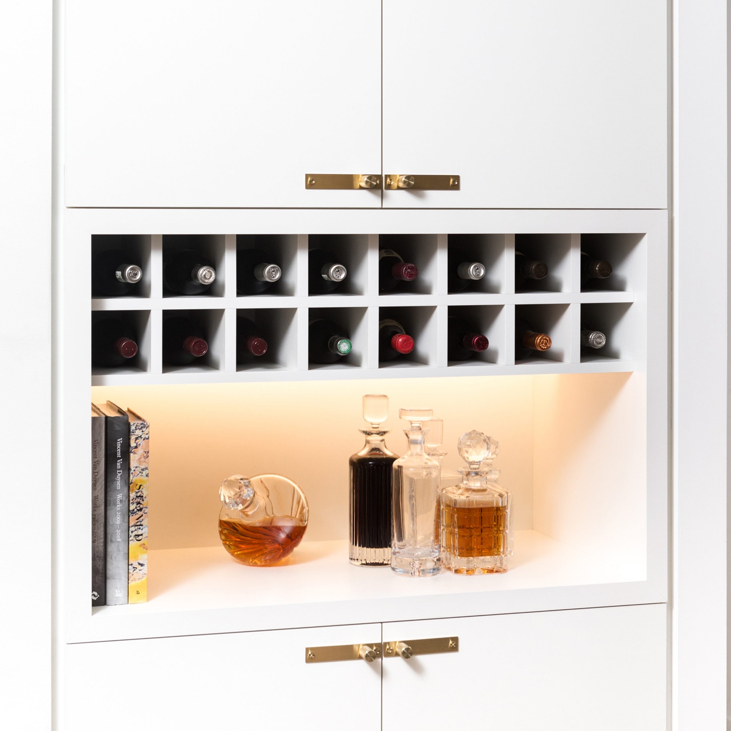 Türknopf Cross mit Platte 2er-Set Messing an Schrank montiert