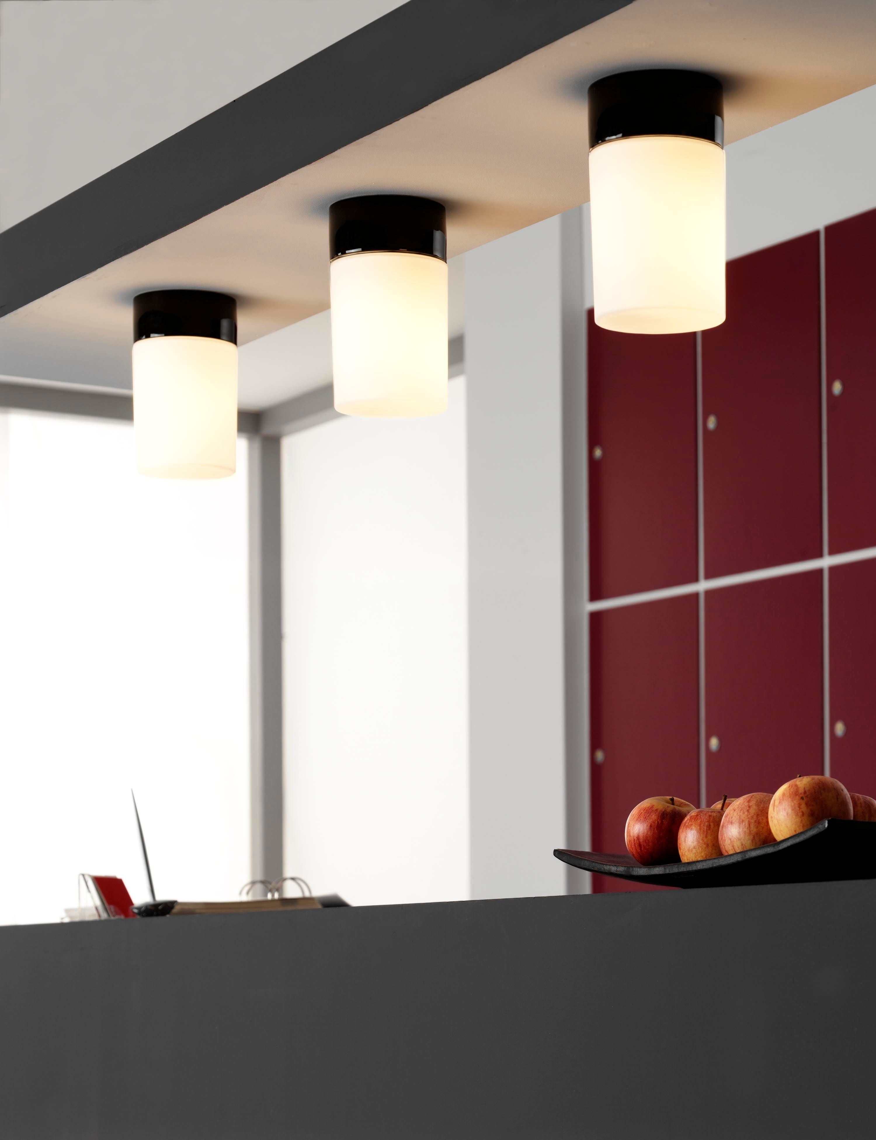 Drei Opus 120/200 Porzellan Wand-/Deckenleuchte E27 schwarz matt opal über Theke montiert| Ifö Electric