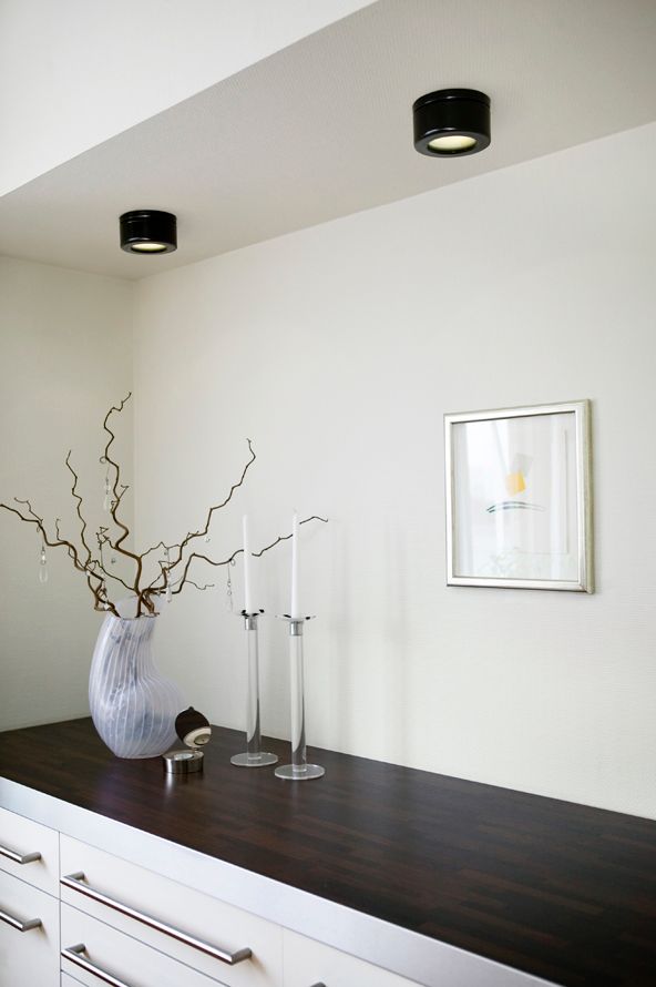 Zwei Cool high Wand-/ Deckenleuchte – Porzellanleuchte GX53 IP44 schwarz | Ifö Electric über Kommode montiert