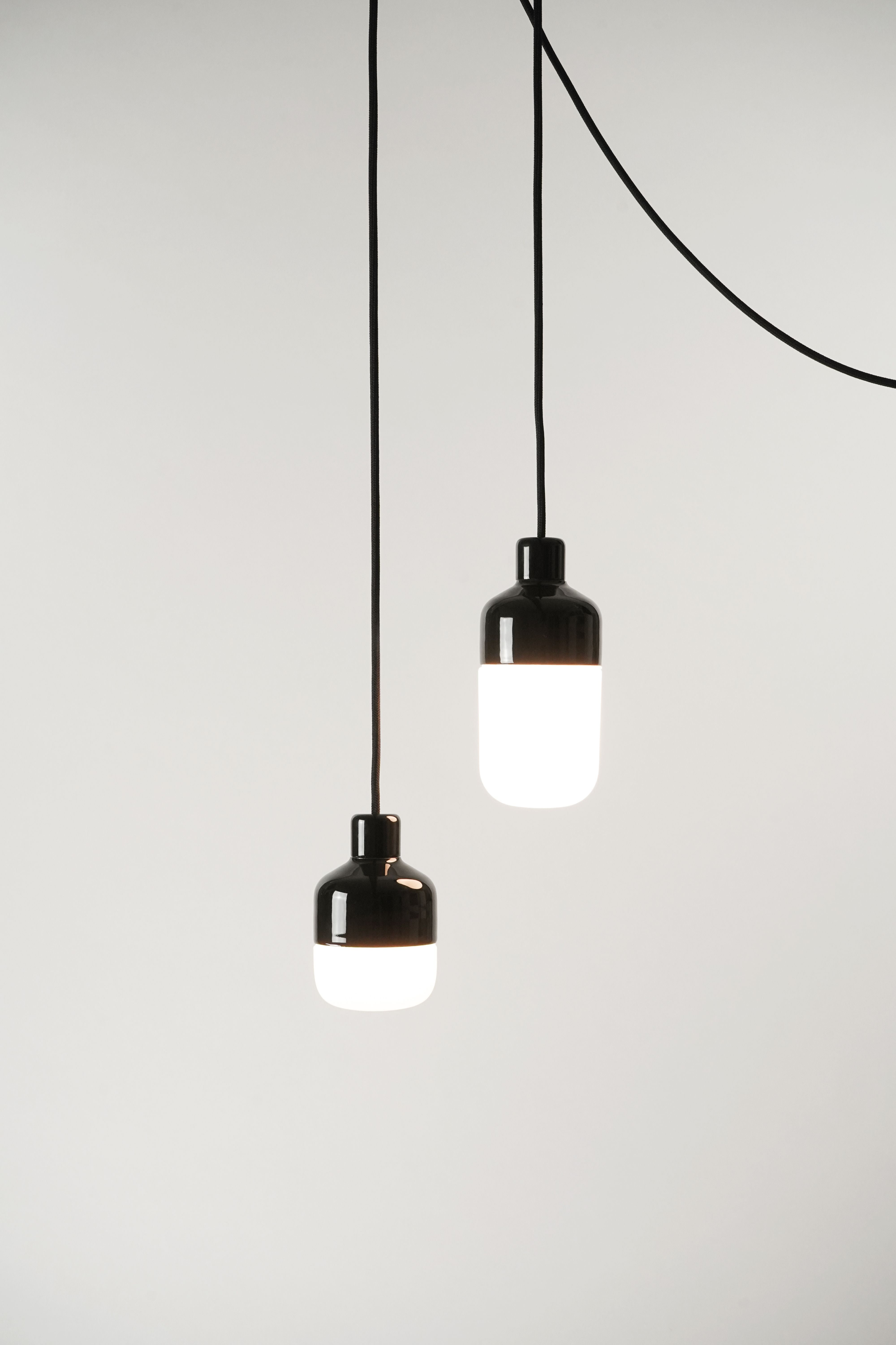 Ohm Pendelleuchte Porzellan 100/215 schwarz matt opal | Ifö Electric