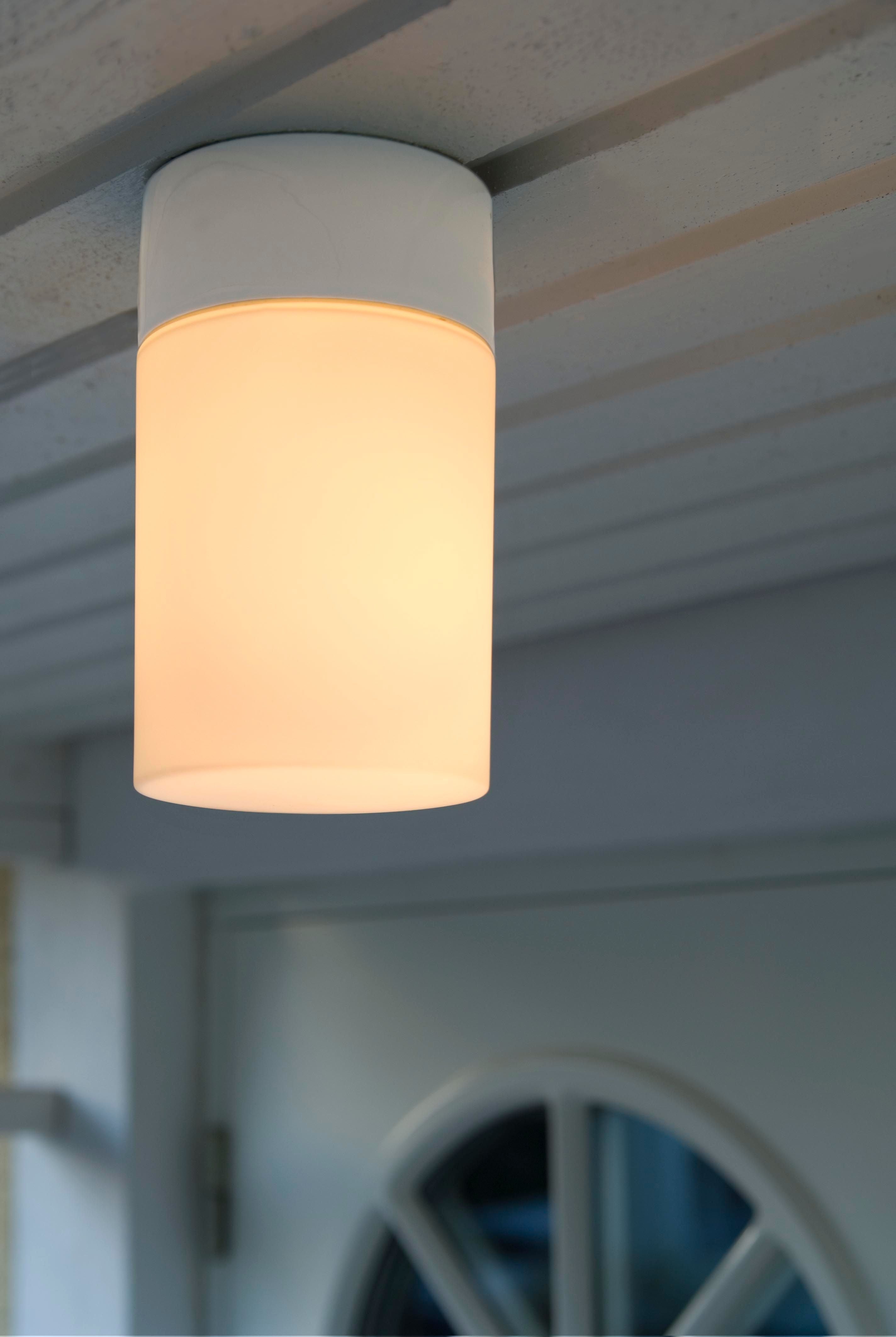 Opus 100/175 Led Porzellan Wand-/Deckenleuchte 2700K weiss matt opal an Verandadecke montiert | Ifö Electric