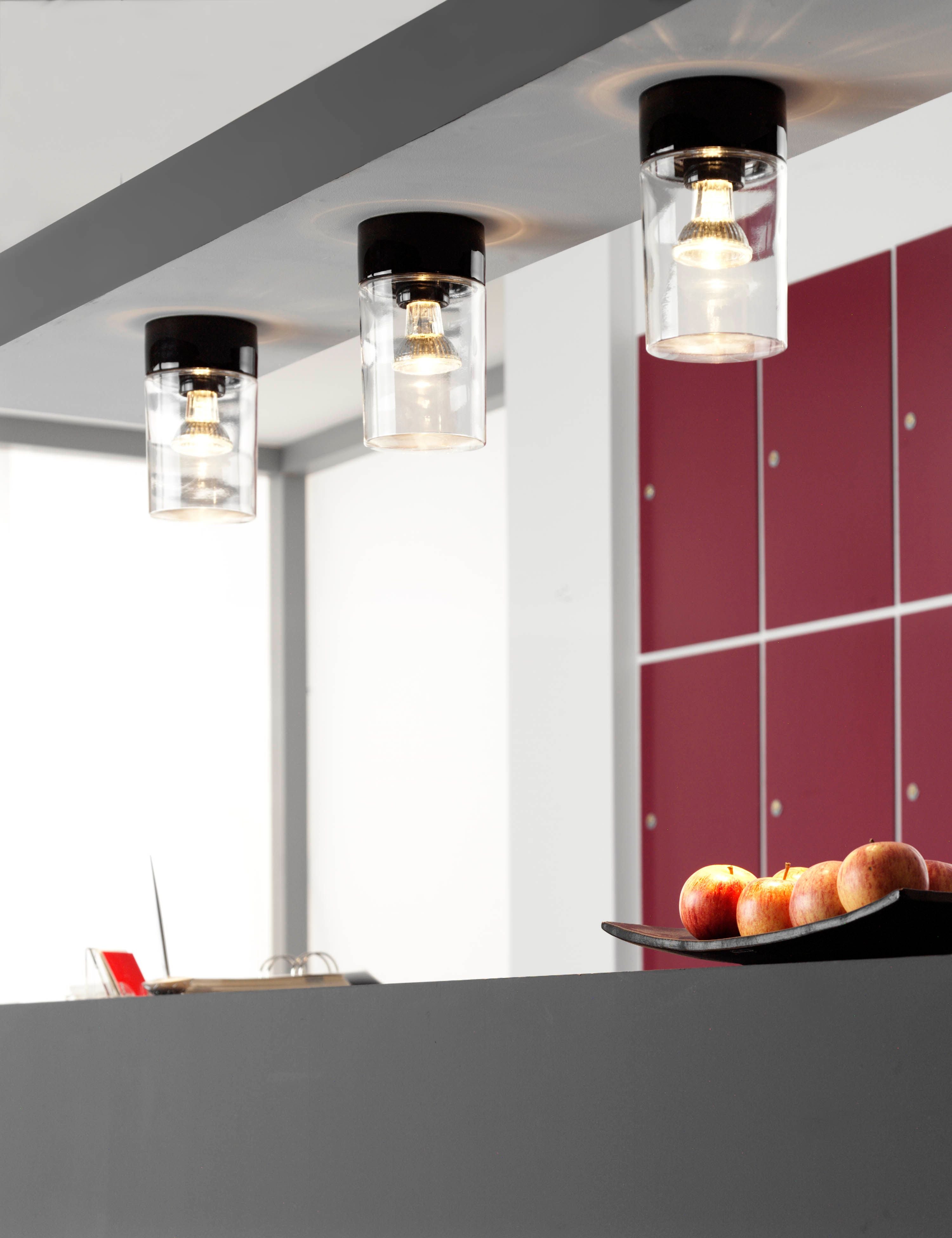 Drei Opus 120/200 Porzellan Wand-/Deckenleuchte E27 schwarz Klarglas über Esstisch montiert| Ifö Electric
