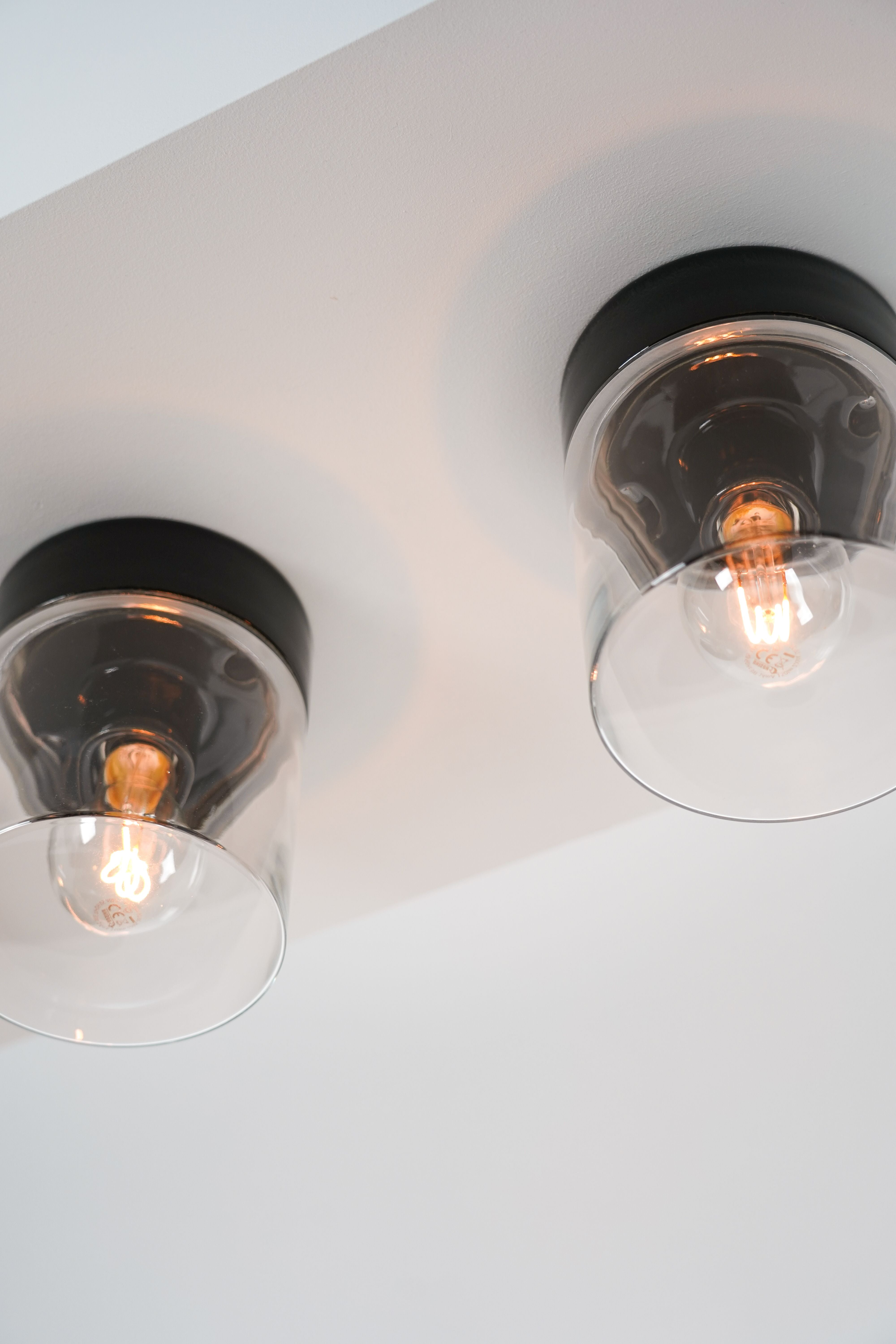 Zwei Opus 120/200 Porzellan Wand-/Deckenleuchte E27 schwarz Klarglas an Decke montiert| Ifö Electric