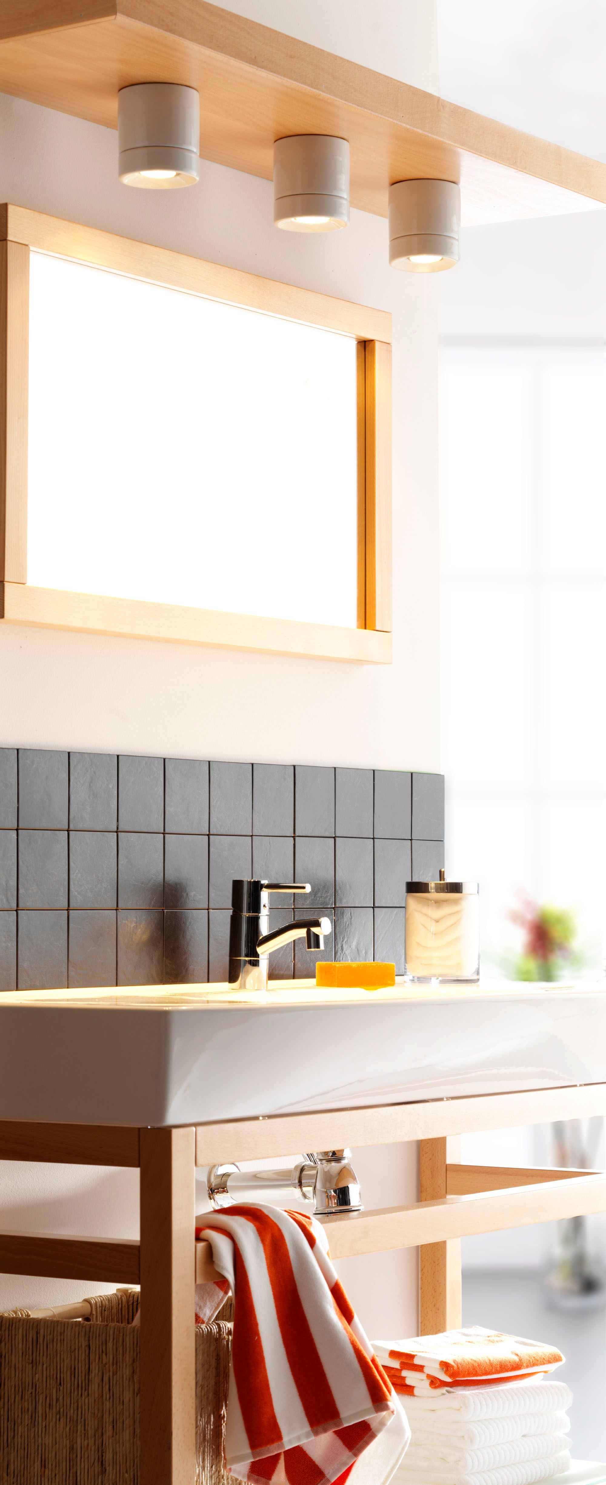 Drei Deckenlampen Light On Downlight IP44, GU10 weiss | Ifö Electric über Lavabo montiert