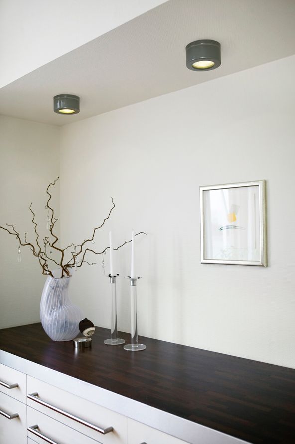 Zwei Cool high Wand-/ Deckenleuchte – Porzellanleuchte GX53 IP44 grau | Ifö Electric über Kommode montiert
