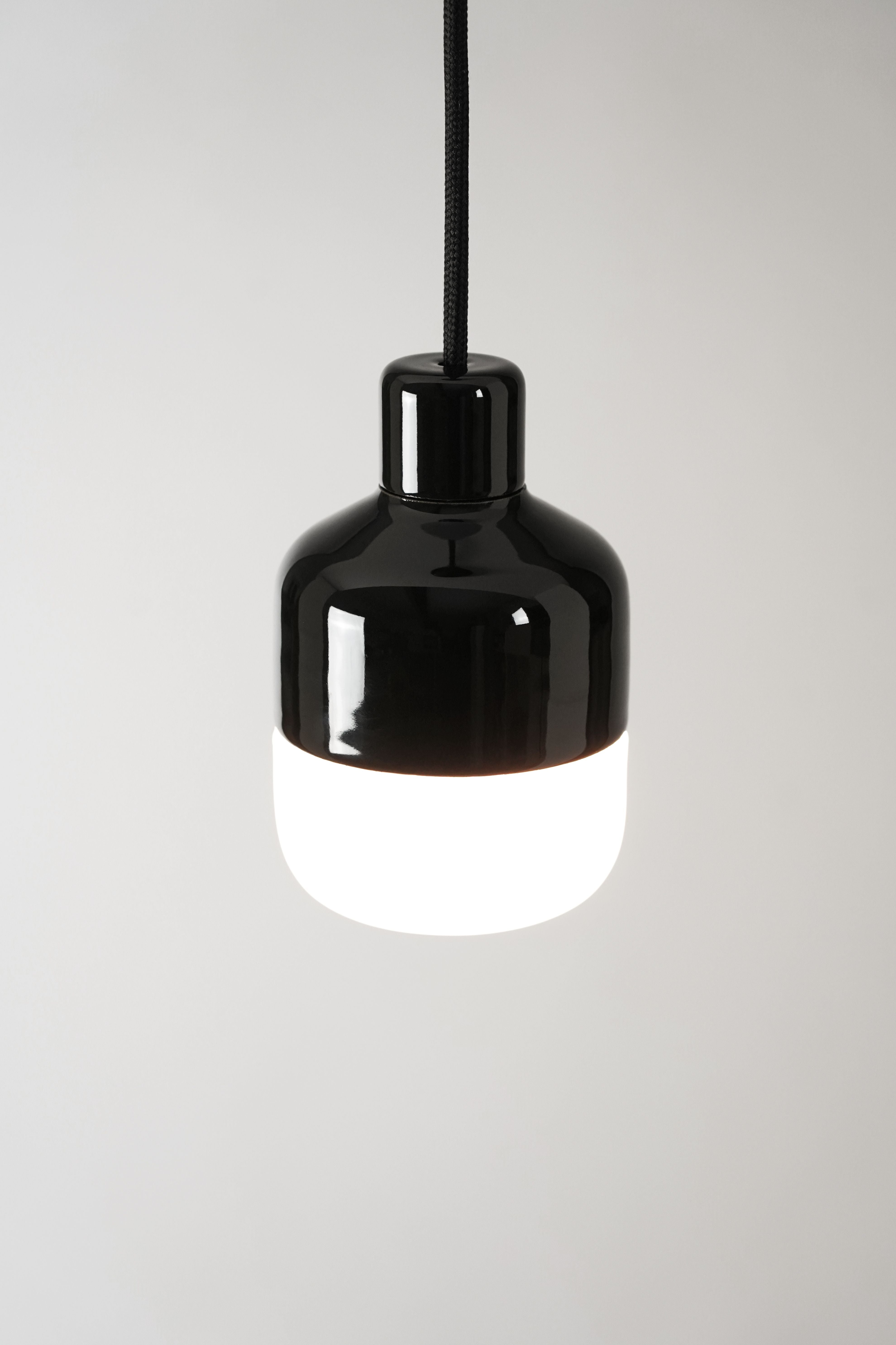 Ohm 100/155 Pendelleuchte schwarz matt opal | Ifö Electric