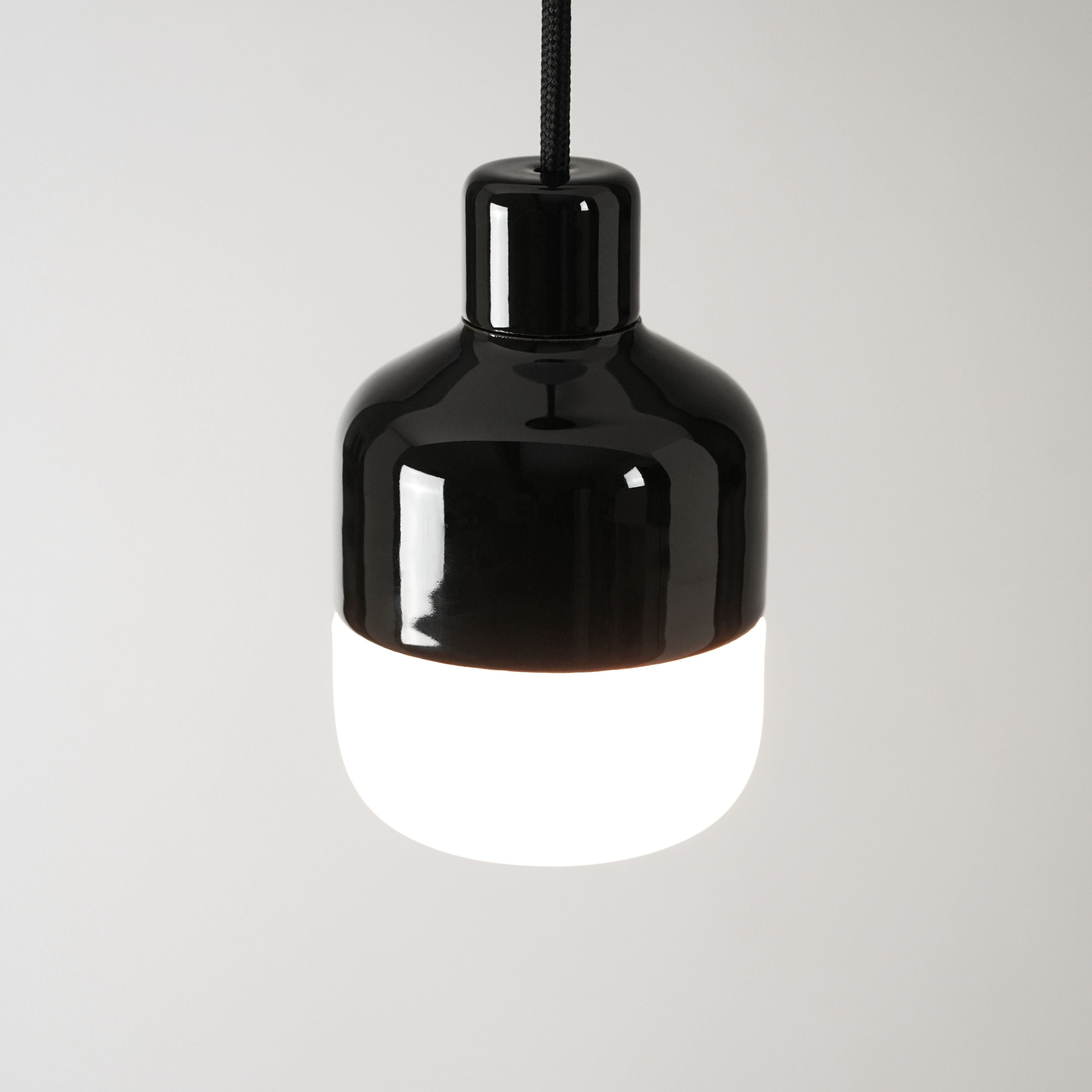 Ohm 100/155 Pendelleuchte schwarz matt opal | Ifö Electric