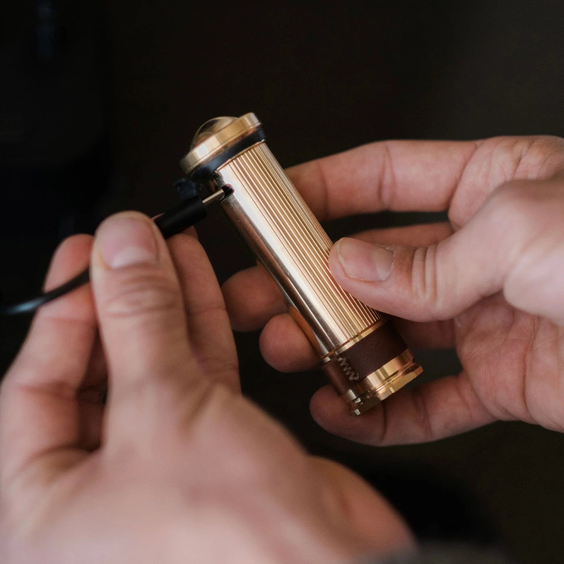 Mini Flashlight Messing Detail Aufladen