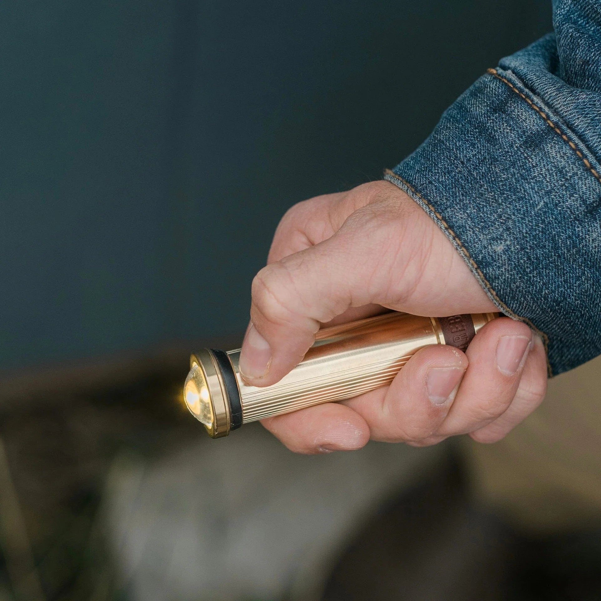Mini Flashlight Messing in Hand