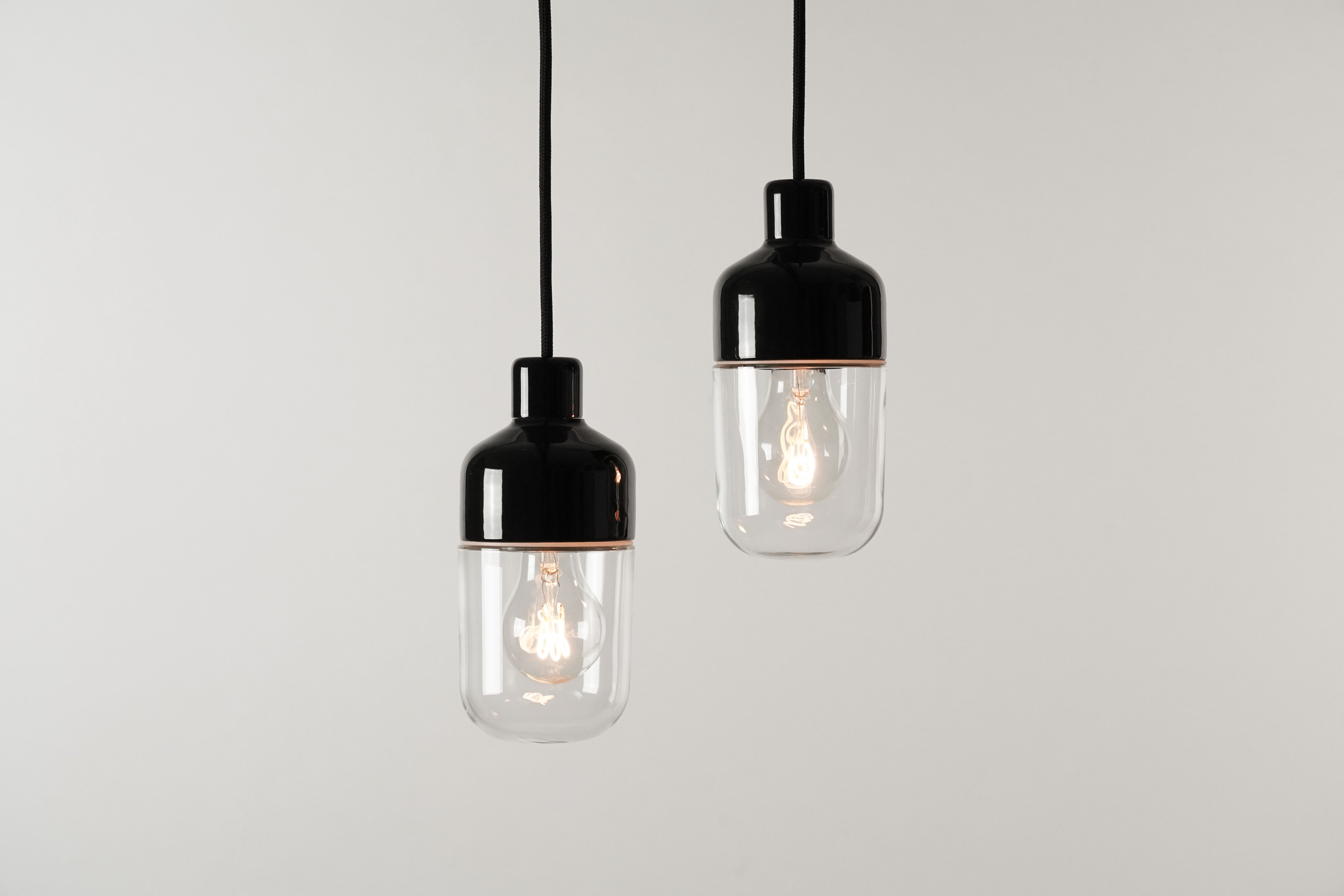 Ohm Pendelleuchte Porzellan 100/215 schwarz Klarglas | Ifö Electric