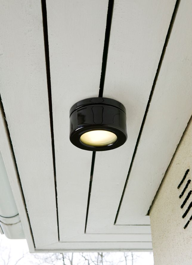 Cool high Wand-/ Deckenleuchte – Porzellanleuchte GX53 IP44 schwarz | Ifö Electric an Decke aussen montiert