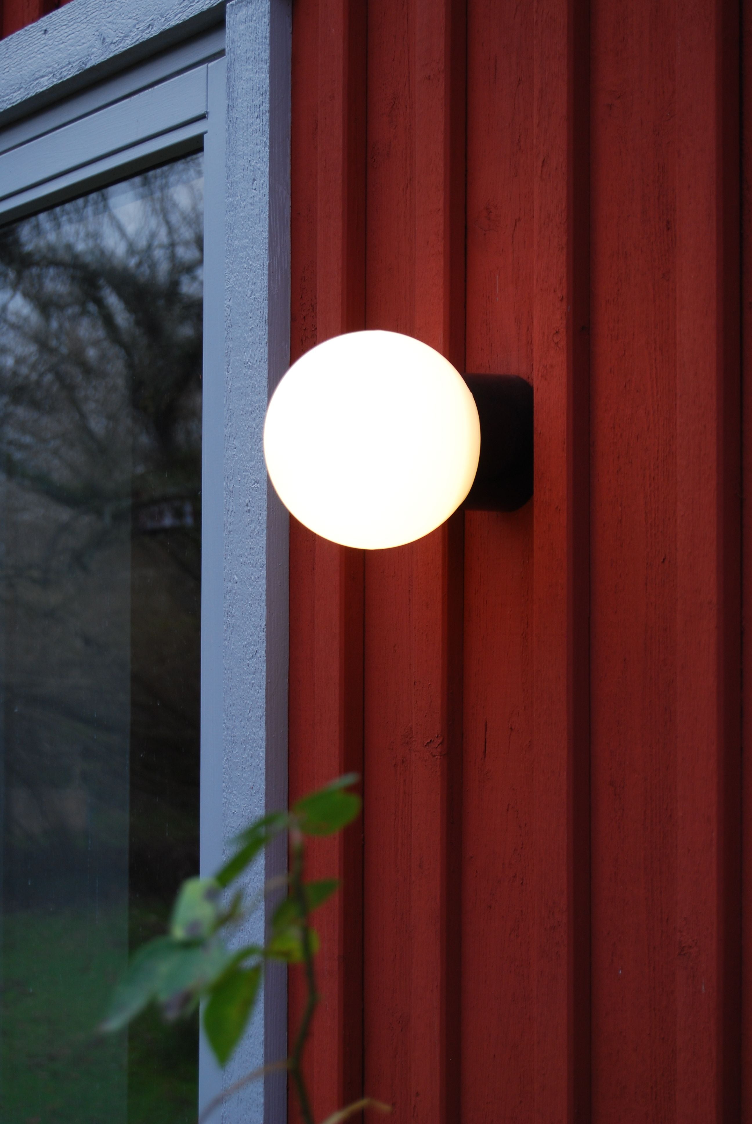 Classic Globe 150 IP54 E27 schwarz matt opal | Ifö Electric an Hausaussenwand montiert