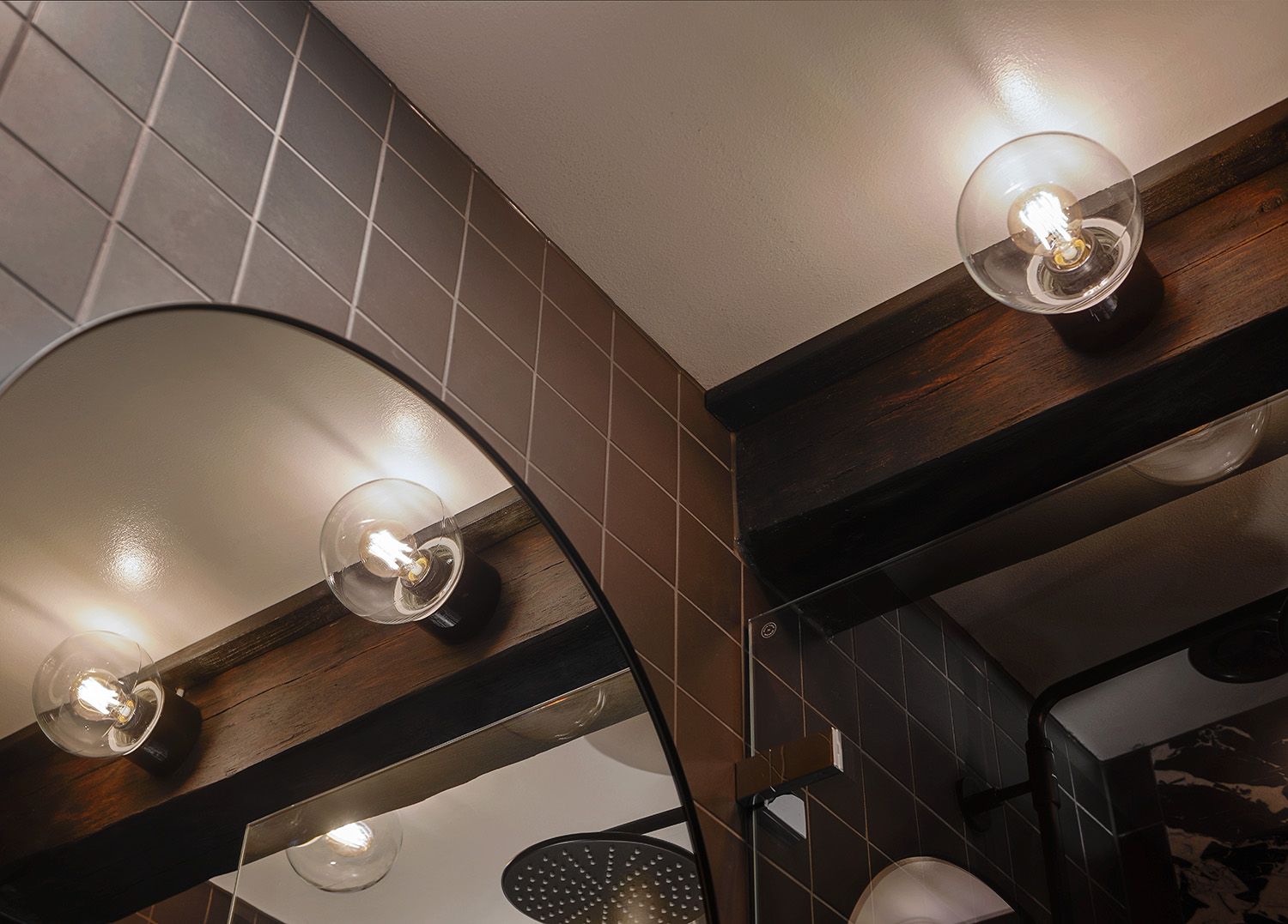 Classic Globe 150 IP54 E27 schwarz Klarglas | Ifö Electric an Deckenbalken im Badezimmer montiert