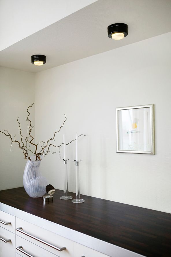 Zwei Cool low Wand-/ Deckenleuchte – Porzellanleuchte GX53 IP23 schwarz | Ifö Electric über Anrichte an Decke montiert
