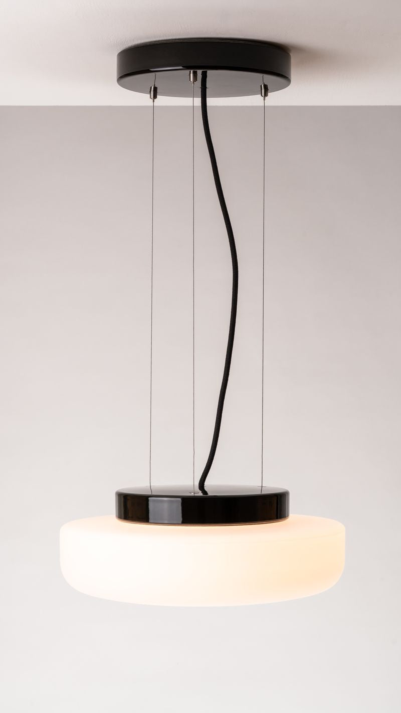 Solenne Pendant 360/140 Porzellan Pendelleuchte Led DALI 3000K IP20 | Ifö Electric schwarz an Decke montiert