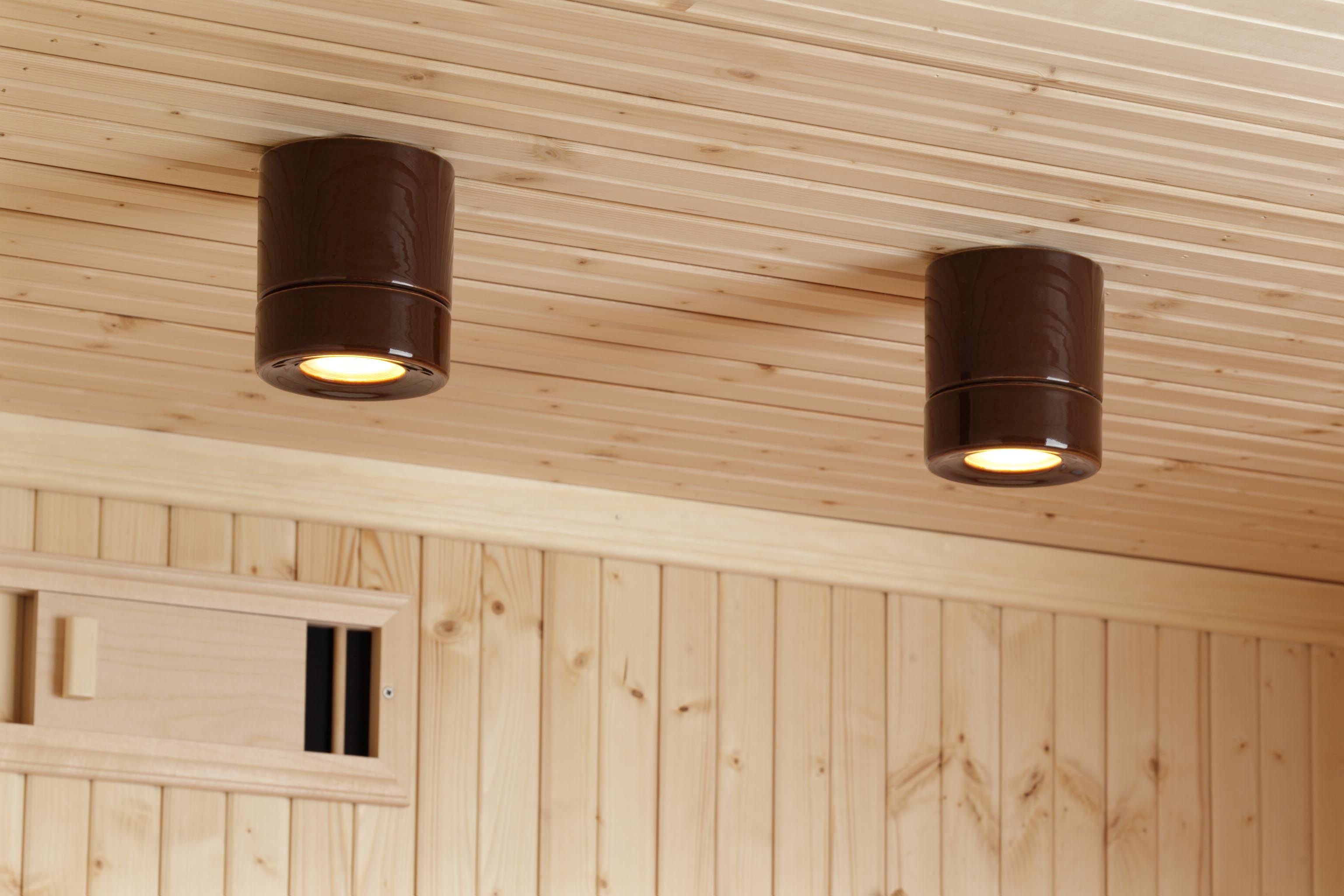 Zwei Deckenlampen Light On Downlight Sauna IP44, GU10 braun | Ifö Electric an Saunadecke montiert