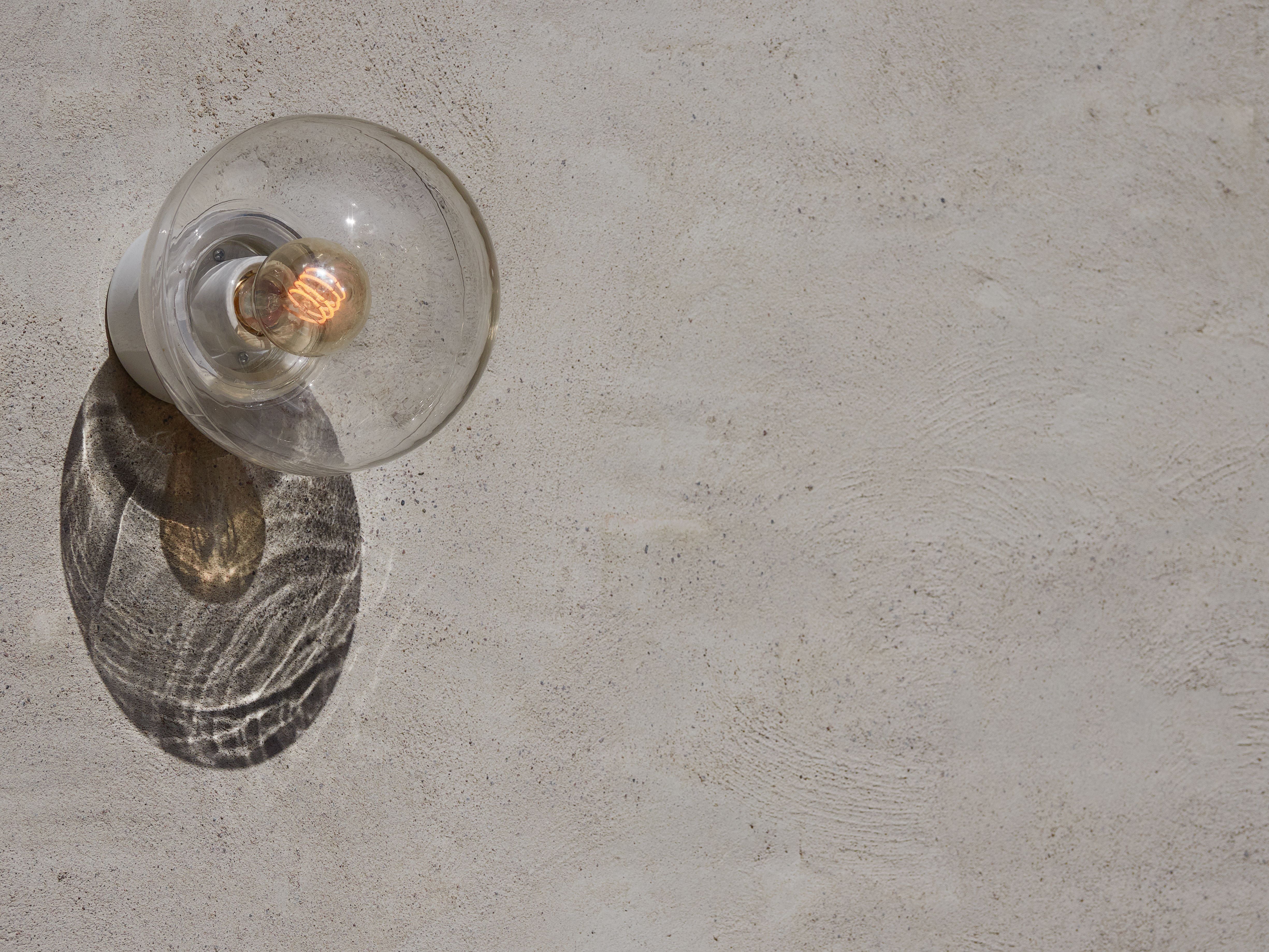 Classic Globe 150 IP54 E27 weiss Klarglas | Ifö Electric an Hausaussenwand montiert