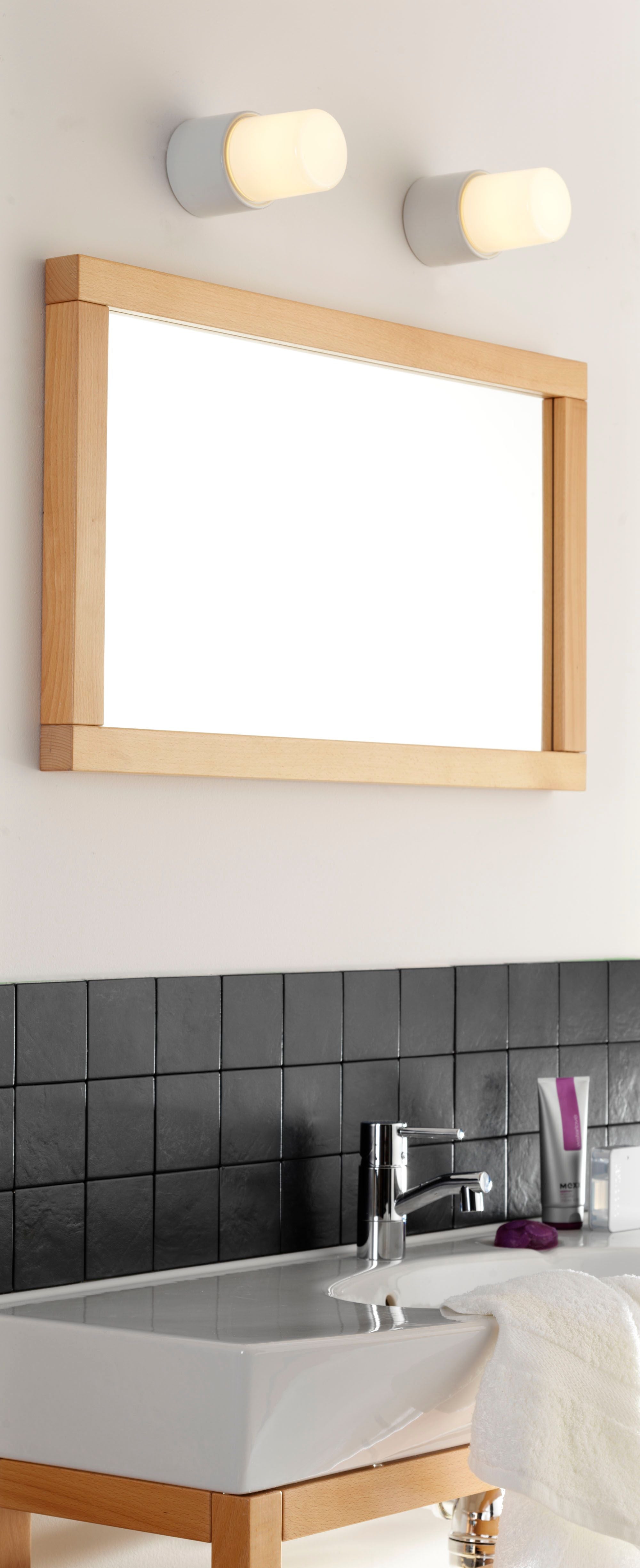 Zwei Light On Wand-/Deckenleuchten E27 IP44 | Ifö Electric über Waschbecken montiert
