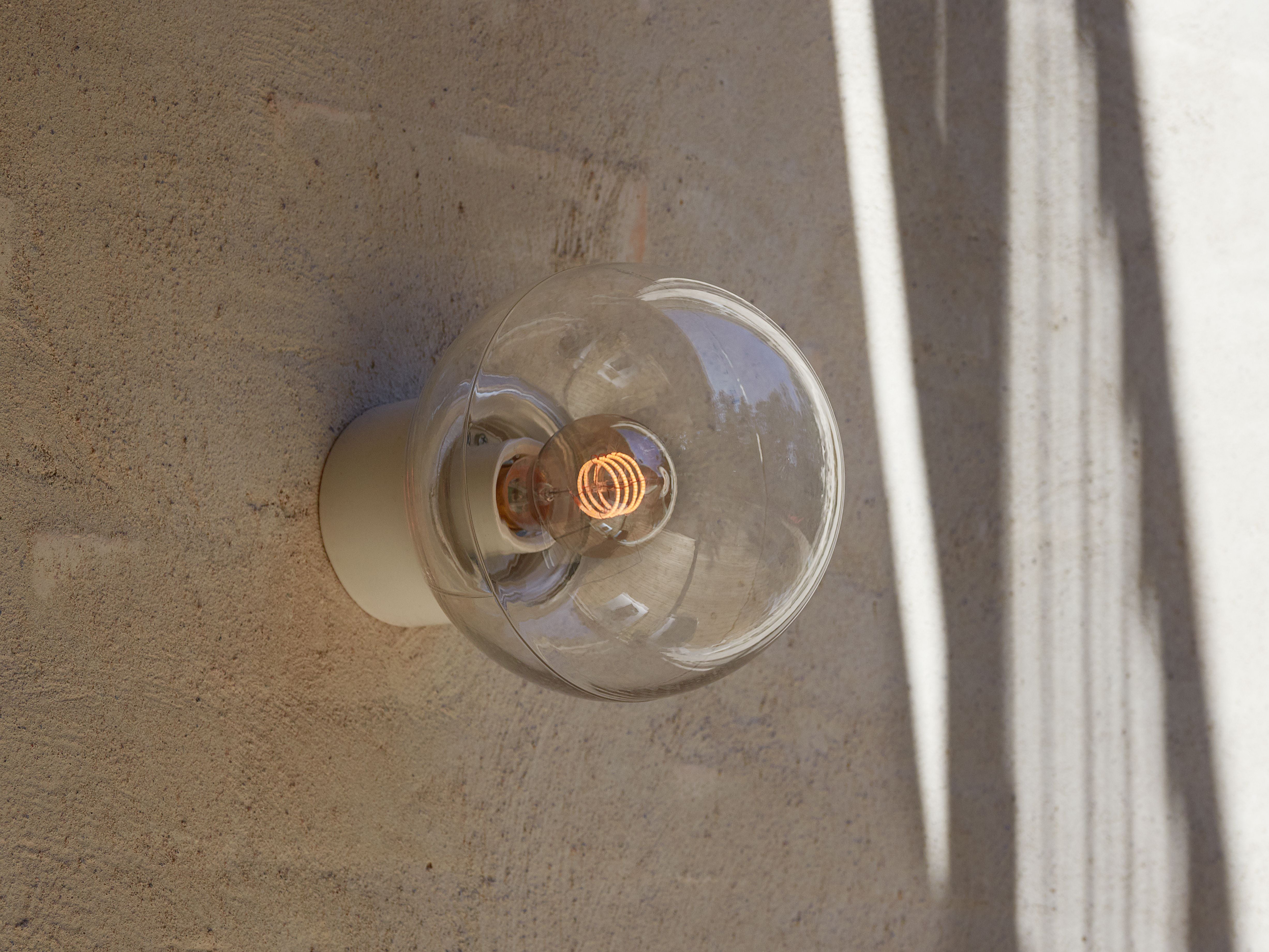 Classic Globe 150 IP54 E27 weiss Klarglas | Ifö Electric an Hausaussenwand montiert