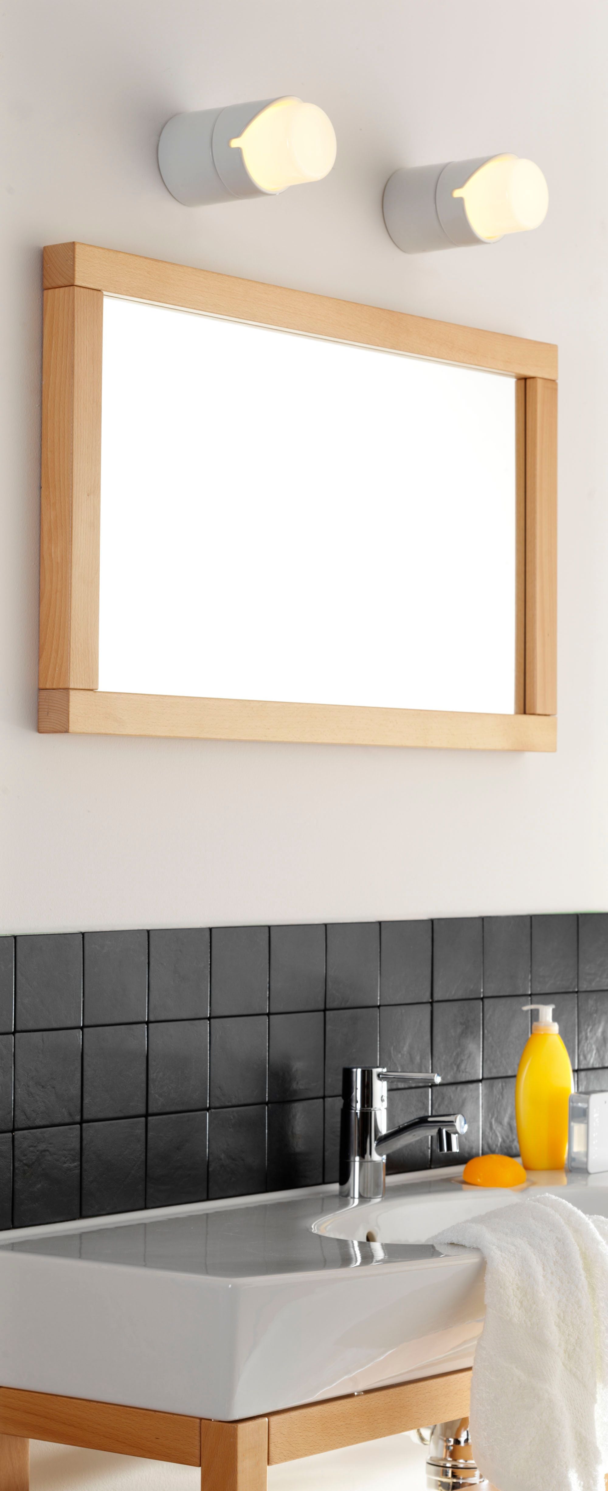 Zwei Light On with Shade Wand-/Deckenleuchten E27 IP44 | Ifö Electric über Waschbecken montiert