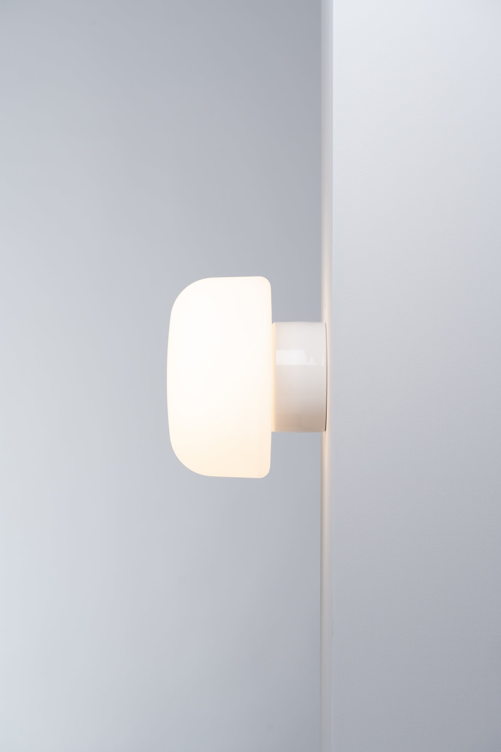 Solenne 210/165 Wand-/Deckenleuchte E27 weiss matt opal | Ifö Electric an Wand montiert