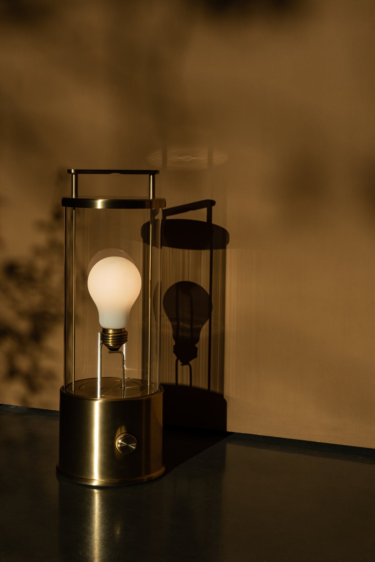 The Muse Akkulaterne 2.0 Solid Brass | Tala