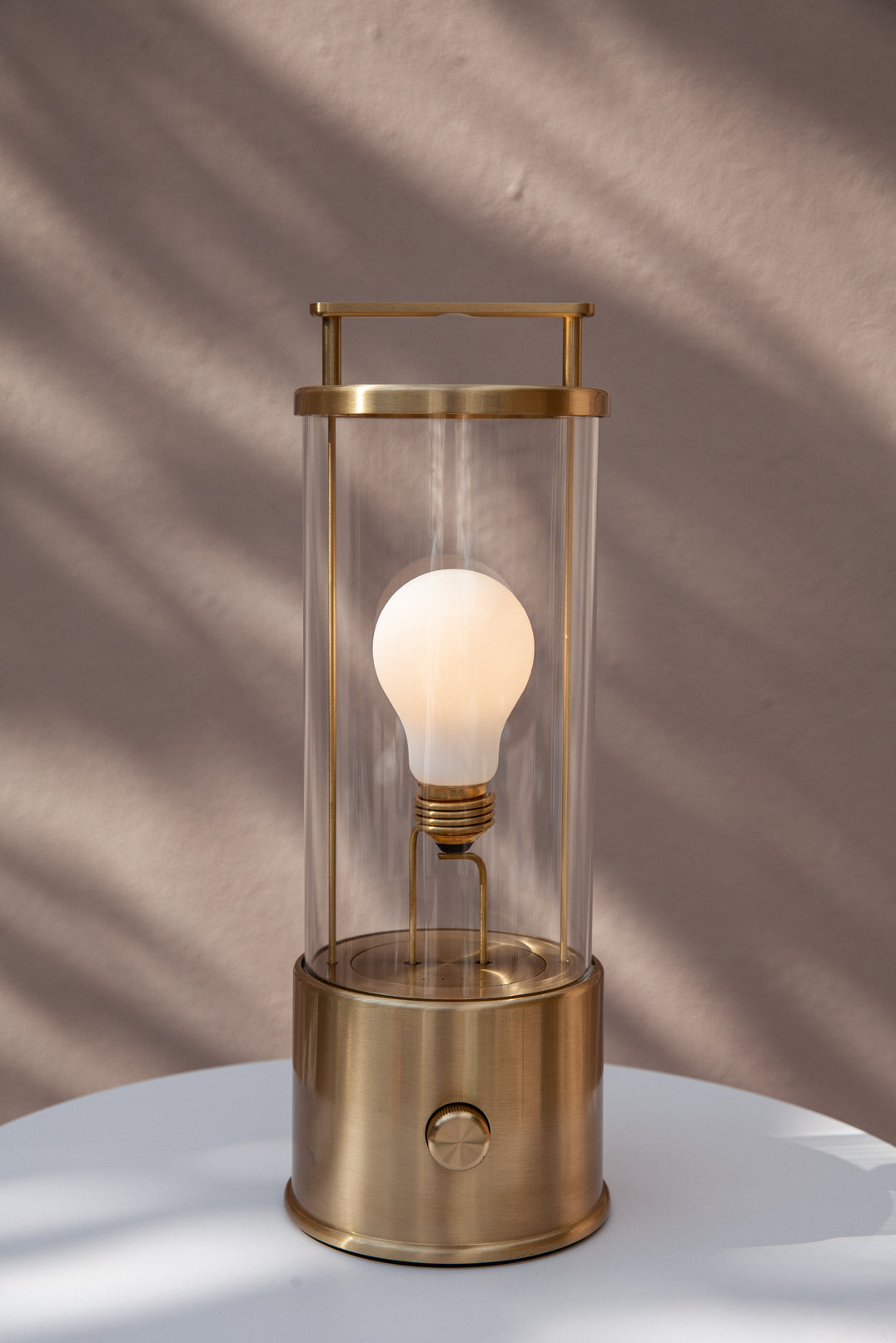 The Muse Akkulaterne 2.0 Solid Brass | Tala