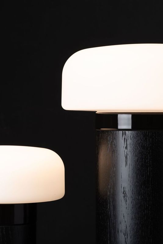 Detailfoto Solenne Sideboard 250/315 LED Casambi 3000K schwarz/schwarz | Ifö Electric im Vergleich zur Solenne Floor Stehleuchte 360/505