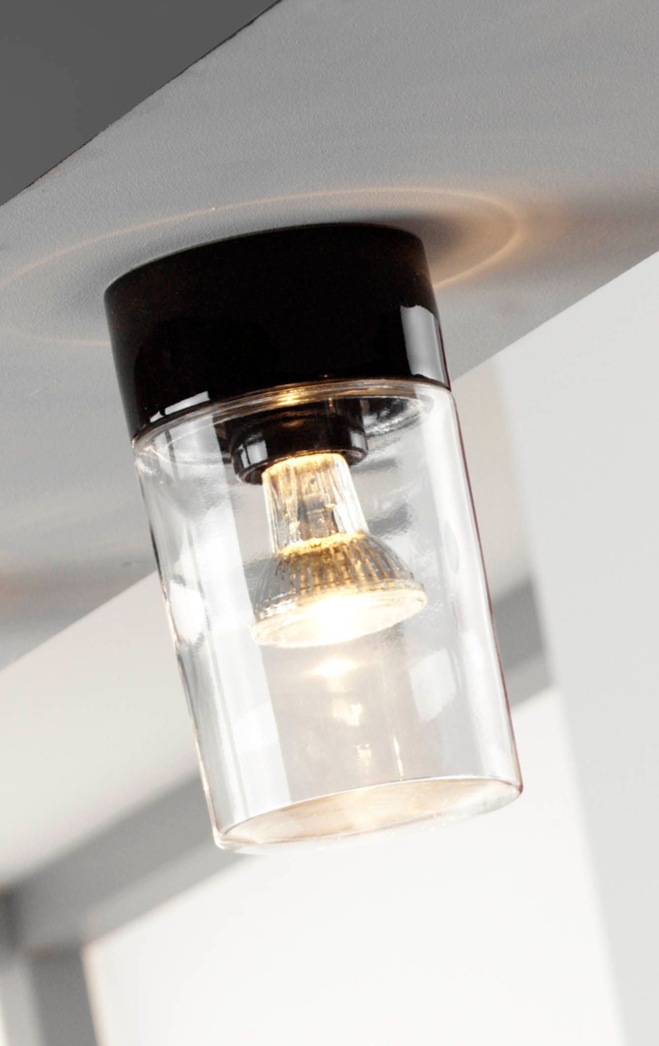 Opus 120/200 Porzellan Wand-/Deckenleuchte E27 schwarz Klarglas an Decke montiert | Ifö Electric