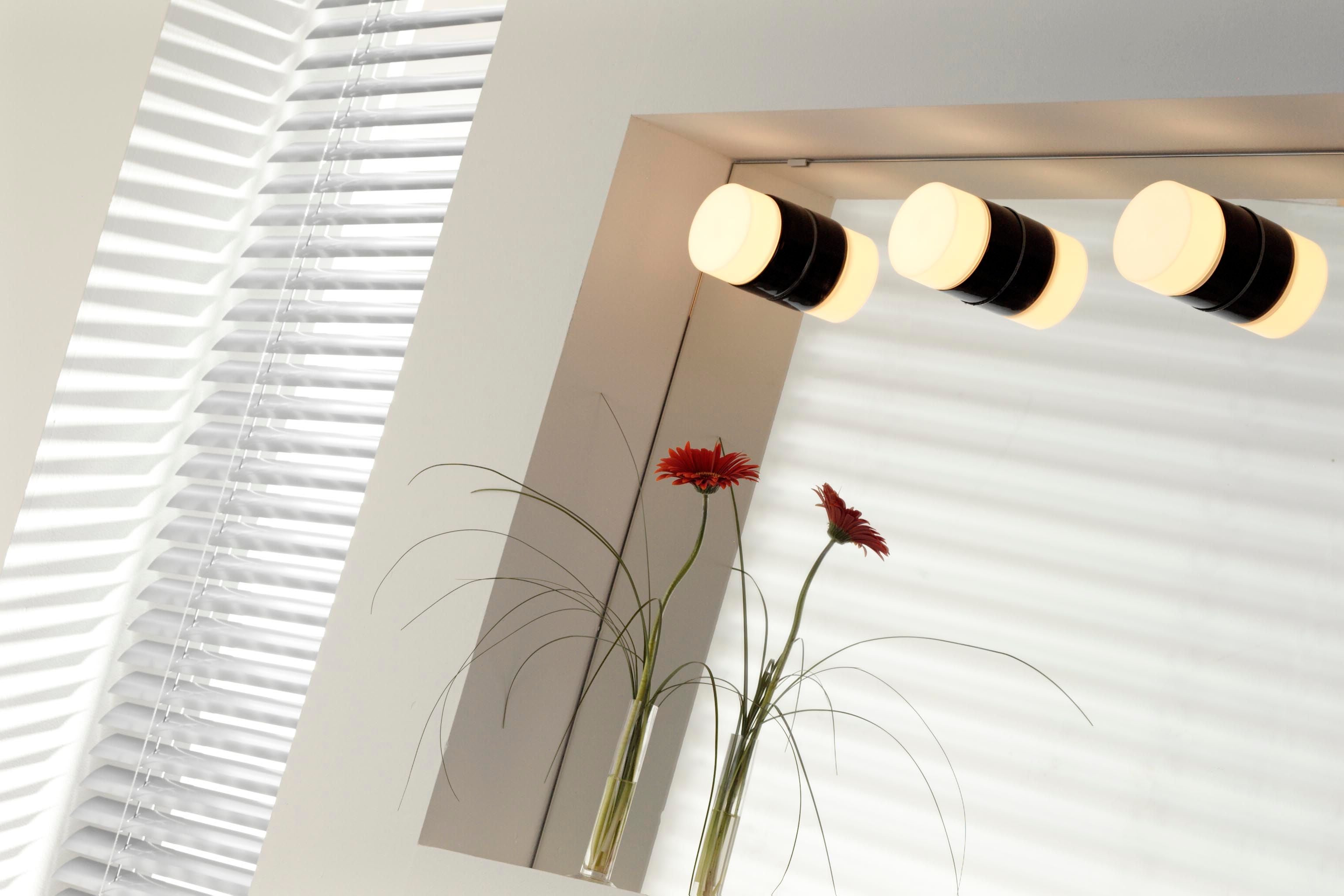 Drei Opus 100/100 Led Porzellan Wand-/Deckenleuchte 2700K schwarz matt opal über Spiegel montiert | Ifö Electric