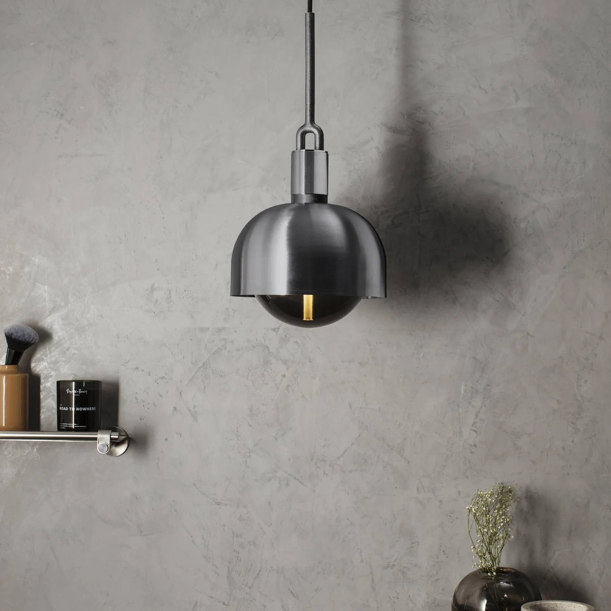 Buster + Punch Forked Pendant Medium in Gun Metal mit Rauchglas-Globus und Metallschirm