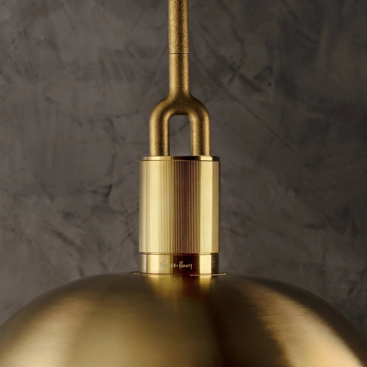 Buster + Punch Forked Pendant Medium in Messing mit Rauchglas-Globus und Metallschirm