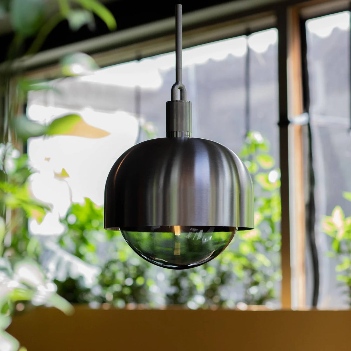 Buster + Punch Forked Pendant Medium in Gun Metal mit Rauchglas-Globus und Metallschirm